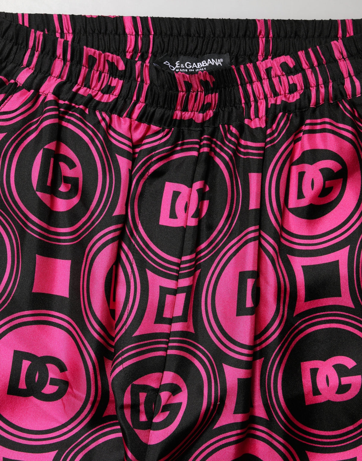 Dolce & Gabbana Schwarze Fuchsia Shorts mit Gummibund und Logo aus Seide