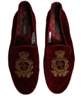Dolce & Gabbana Bordeauxrote Samt Loafer mit Kronenstickerei