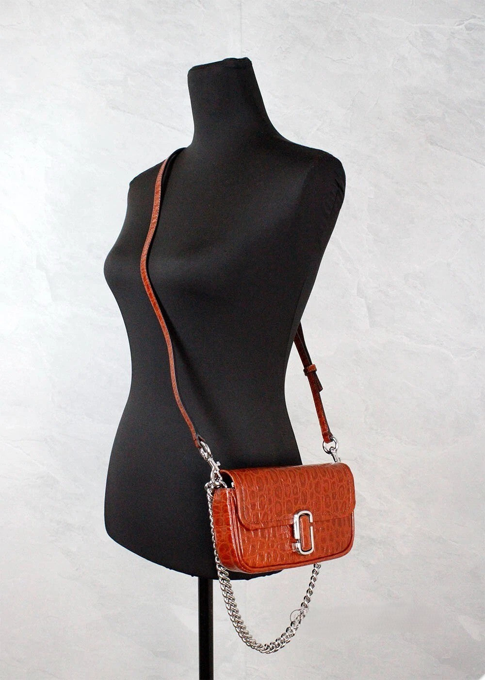 Marc Jacobs The Mini Shoulder Bag Umhängetasche aus geprägtem Leder in Spice Brown