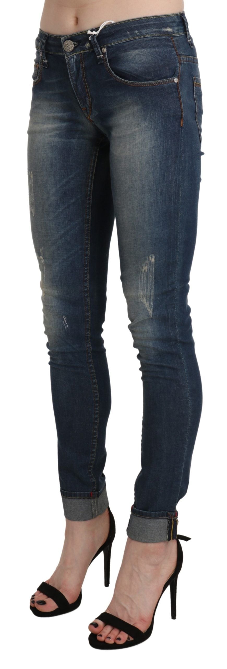 Acht Blaue, gewaschene, tief sitzende, abgeschnittene Denim-Hose