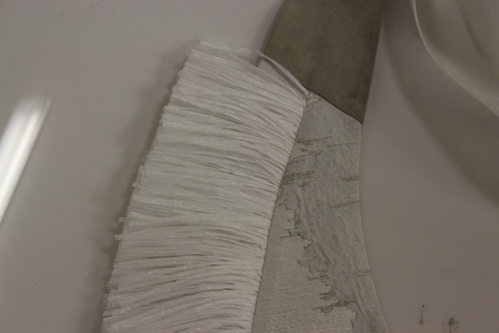 Arzu Kaprol Weiße Lashes Offene Rückenweste Jacke