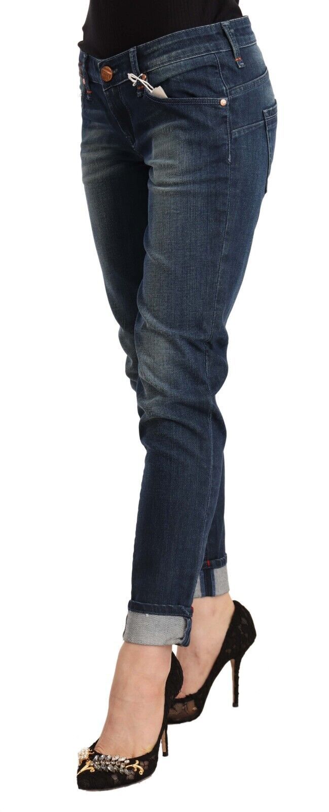 Acht Blau gewaschene Skinny Denim-Jeans mit gefaltetem Saum