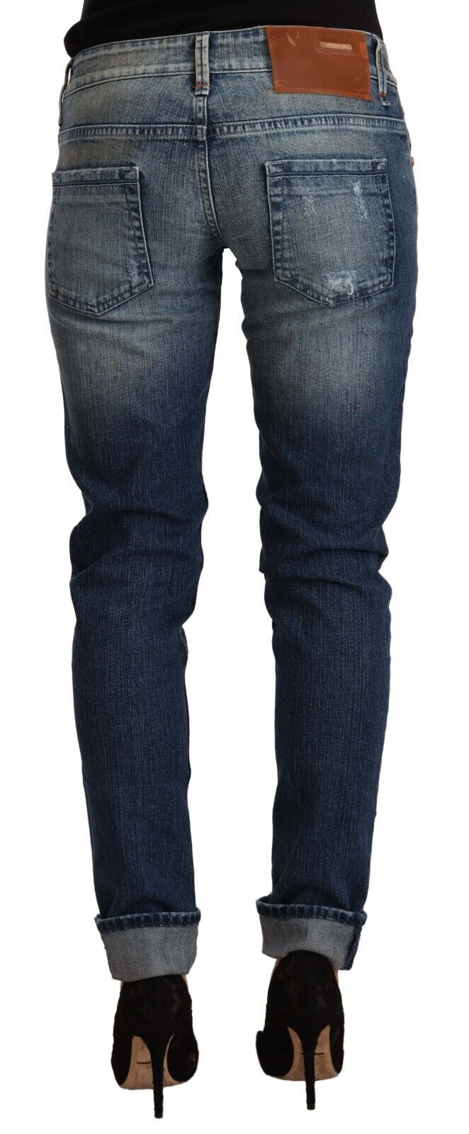 Acht Blau gewaschene Jeans mit niedrigem Bund und gefaltetem Saum