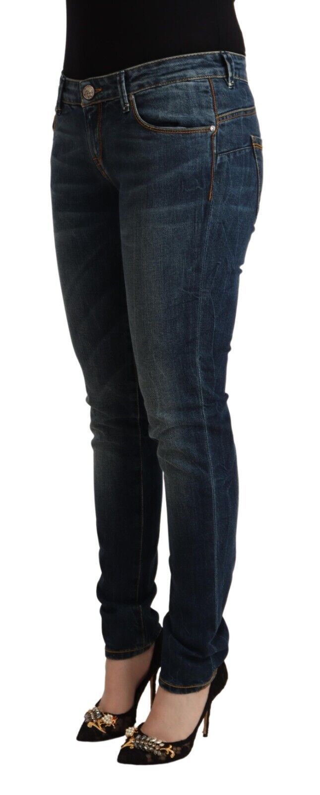Acht Blaue gewaschene Baumwolljeans mit niedriger Taille und schmaler Passform
