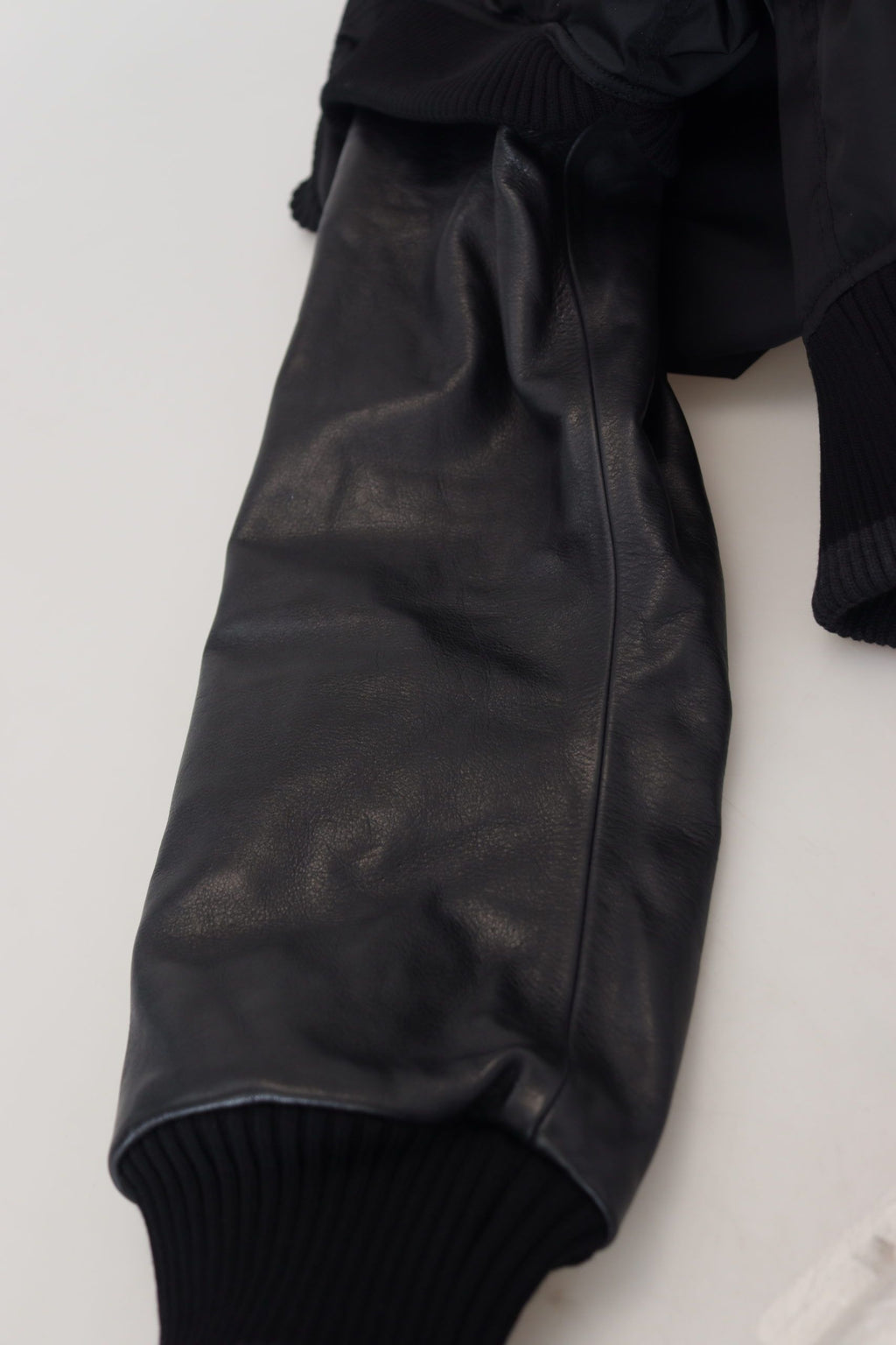 Dolce & Gabbana Schwarze Nylonjacke mit Kristallknöpfen