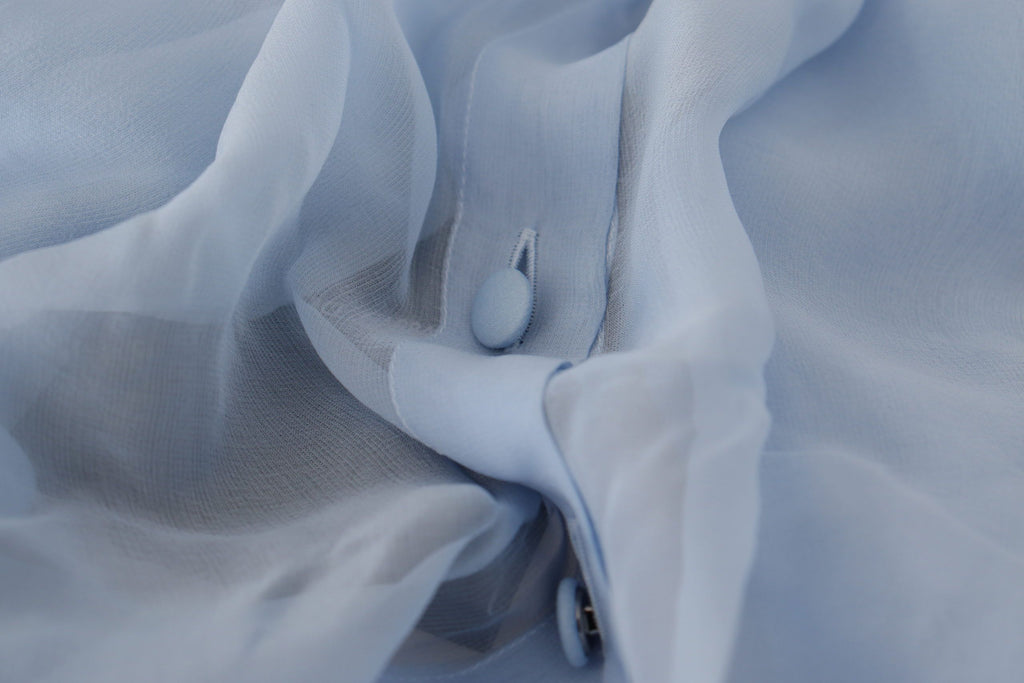 Dolce & Gabbana Hellblaues Seiden-Ascot-Kragen-Top mit langen Ärmeln