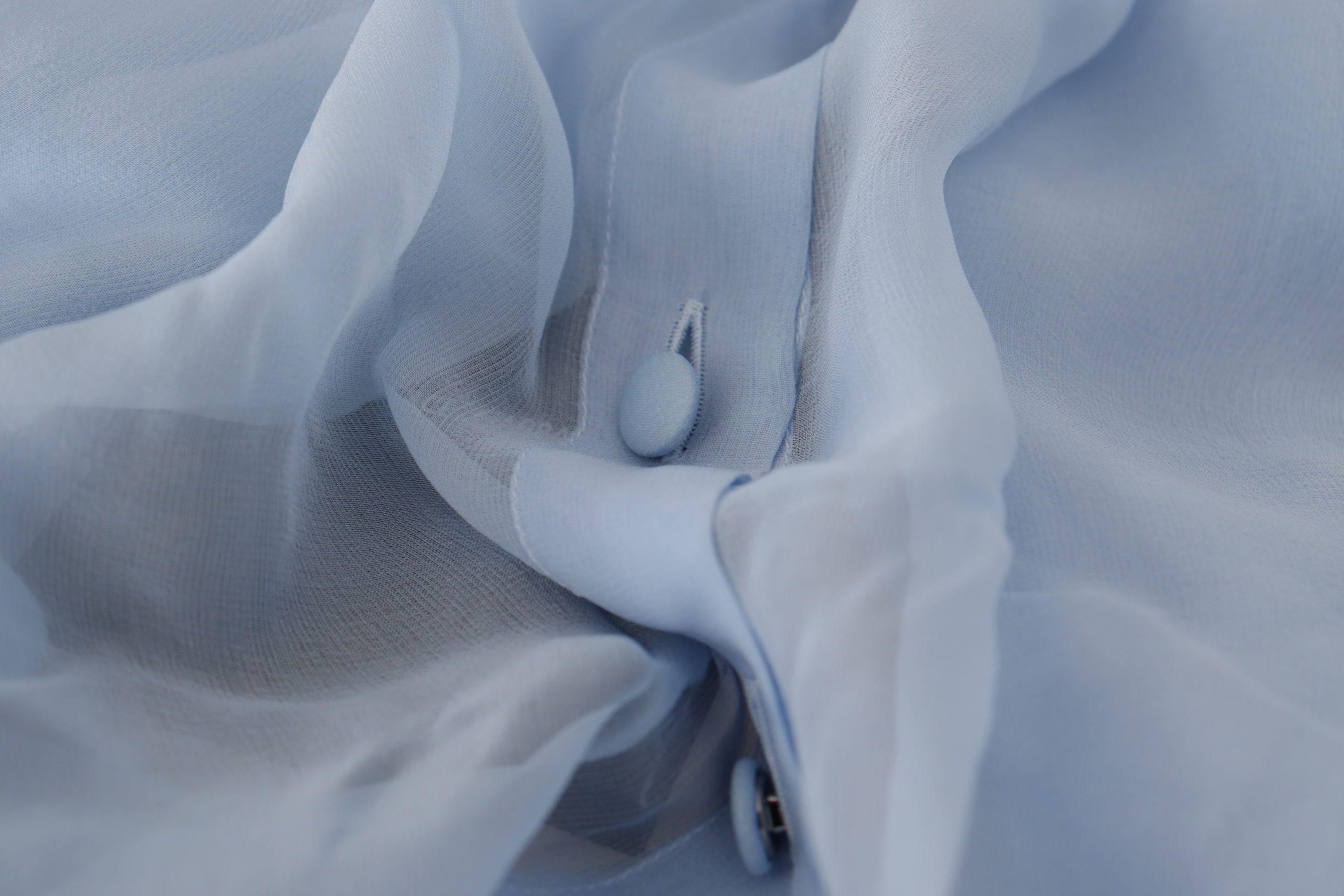 Dolce & Gabbana Hellblaues Seiden-Ascot-Kragen-Top mit langen Ärmeln