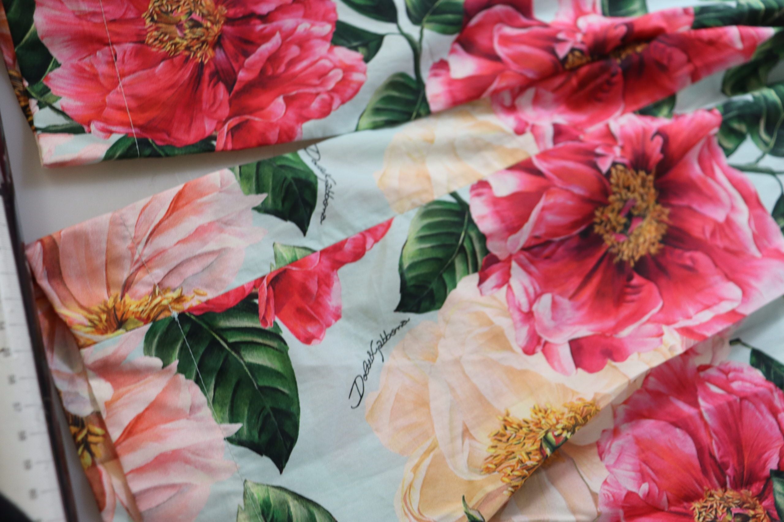 Dolce & Gabbana Multicolor Flora bedruckte Hose mit hoher Taille und abgeschnittener Hose