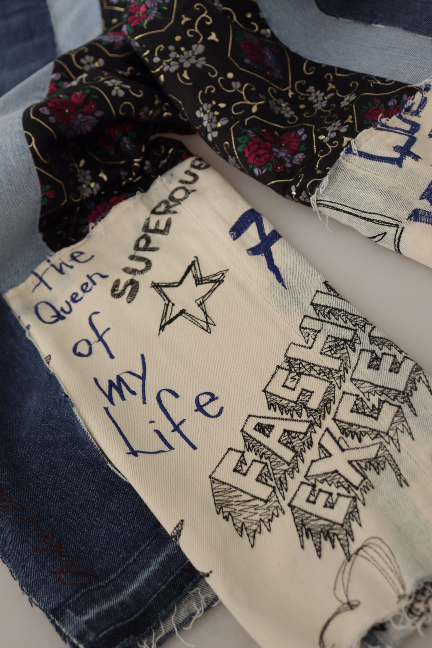 Dolce & Gabbana Multicolor Patchwork DG Mode Weites Bein Denim Hose