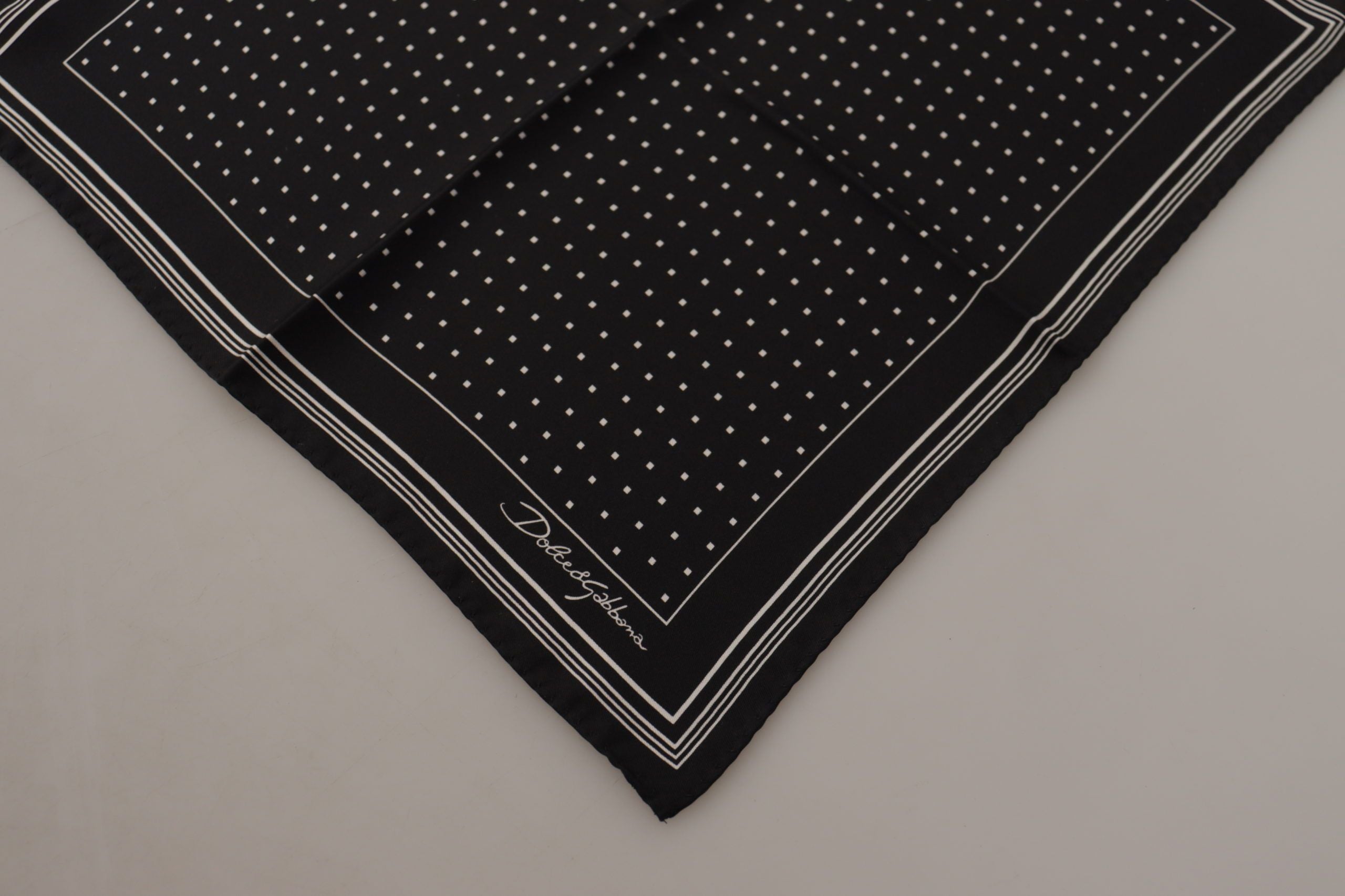 Dolce & Gabbana Schwarzes gepunktetes DG Logo Quadratisches Taschentuch