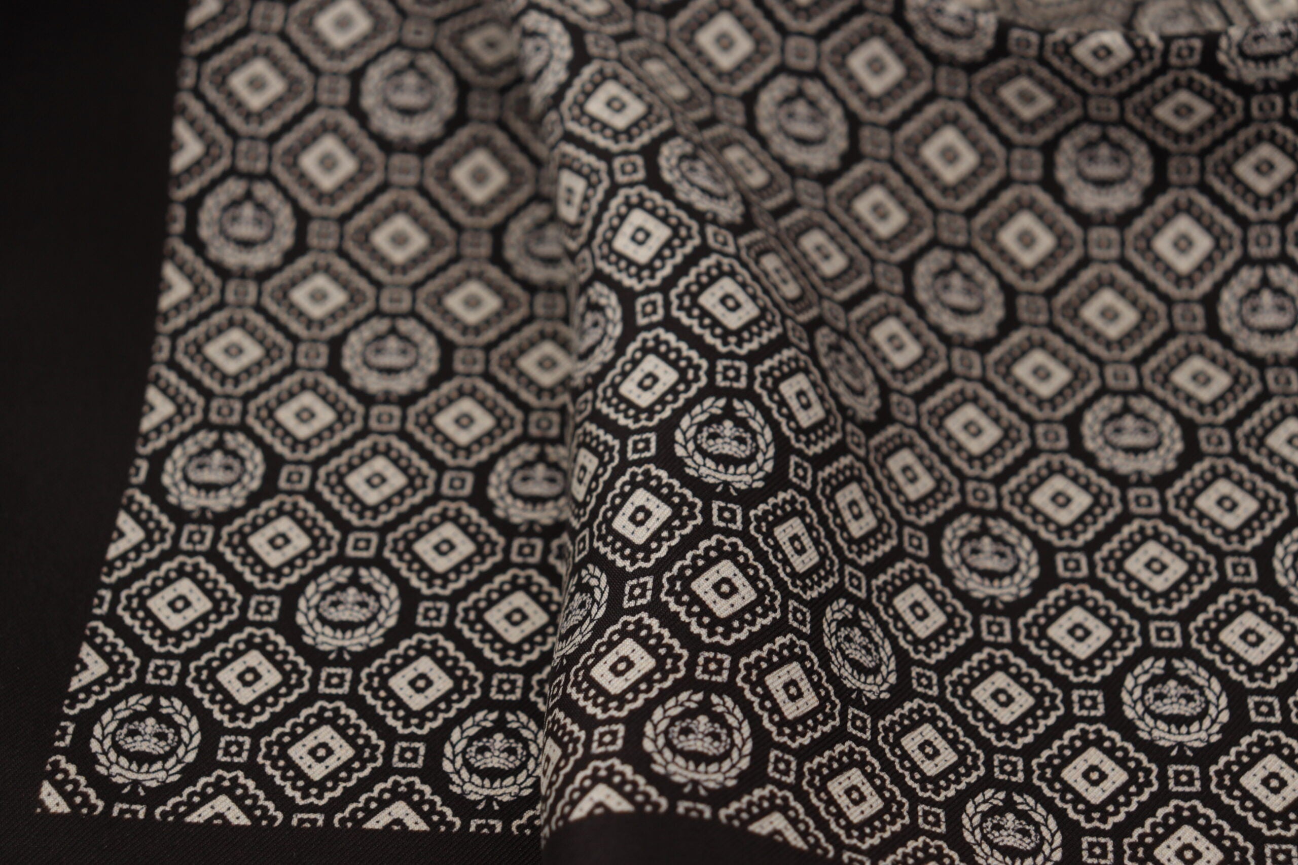 Dolce & Gabbana Schwarz gemustertes DG Logo Quadratisches Taschentuch Halstuch