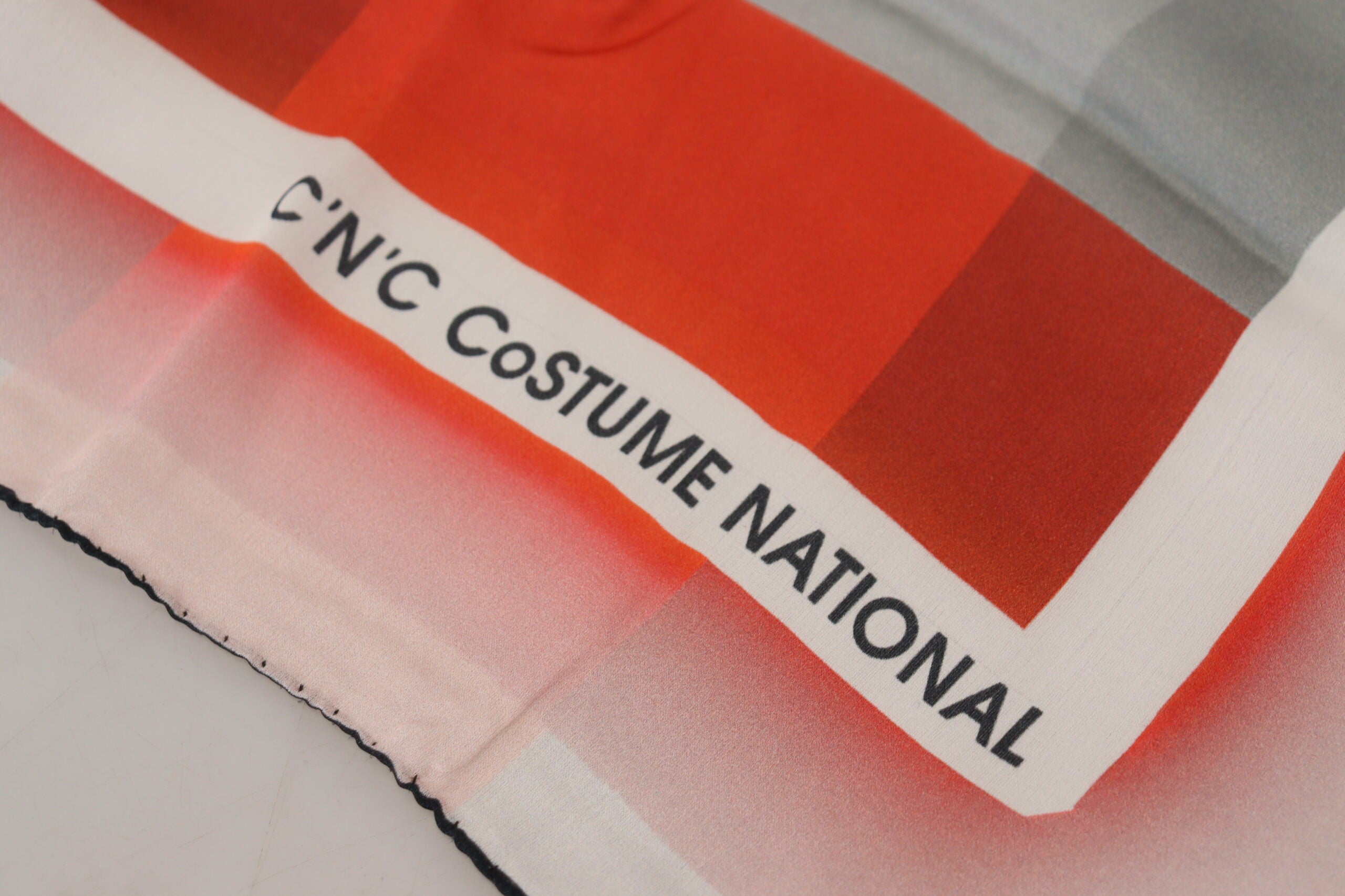 Costume National Grauer roter Schal Foulard Wickelschal