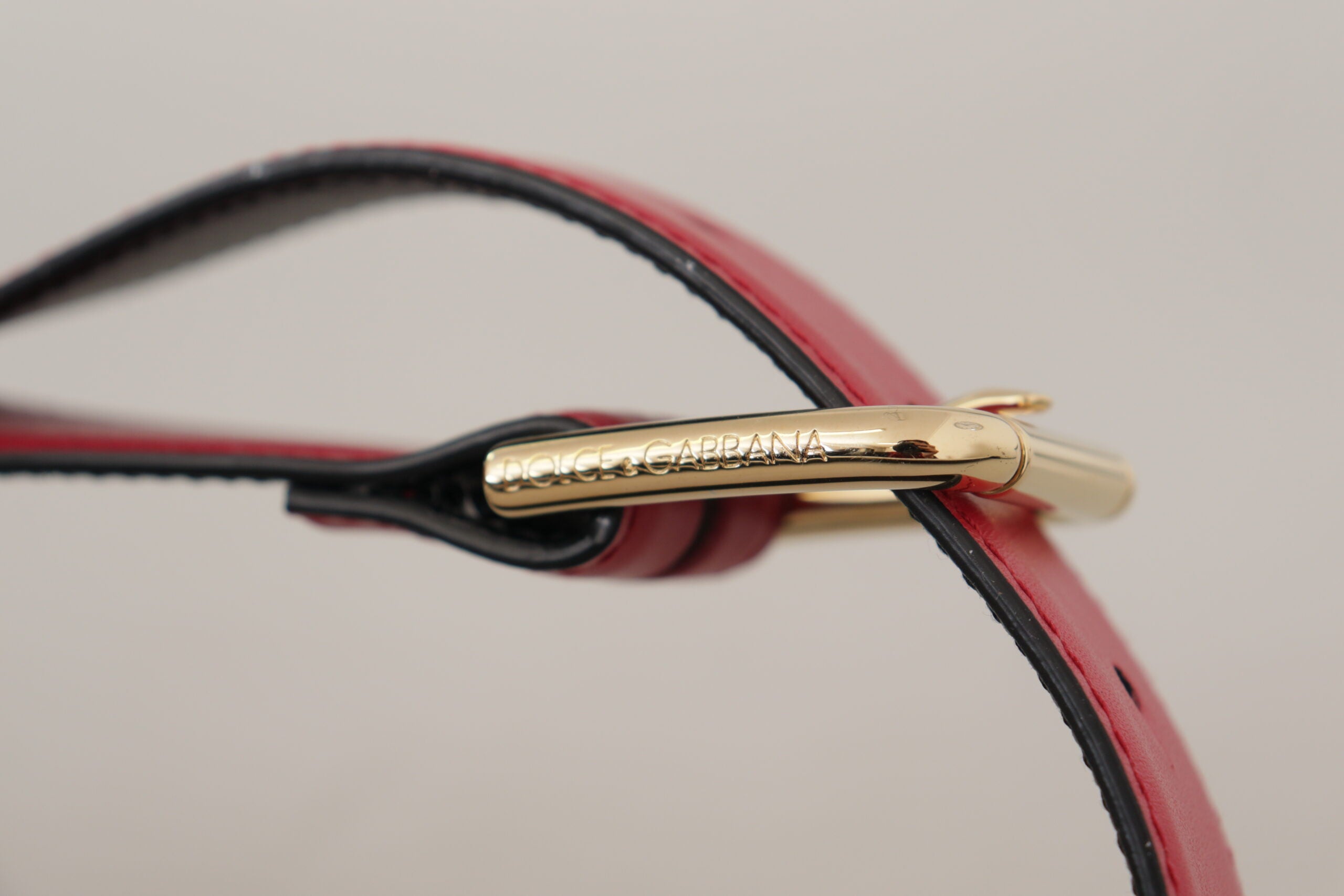 Dolce & Gabbana Roter Kalbsledergürtel mit goldfarbener Logo-Metallschnalle