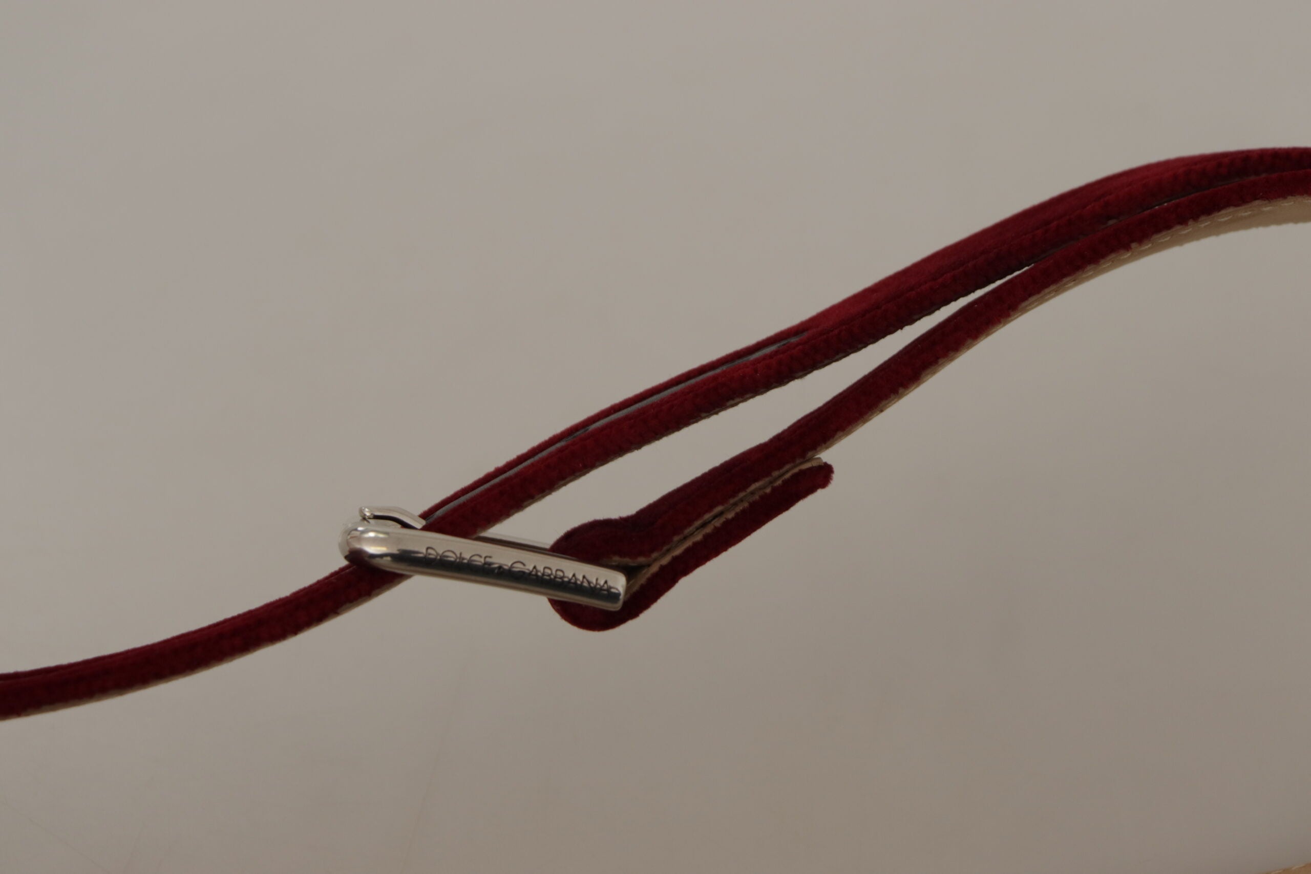 Dolce & Gabbana Red Velvet Silber Logo gravierte Metallschnalle Gürtel