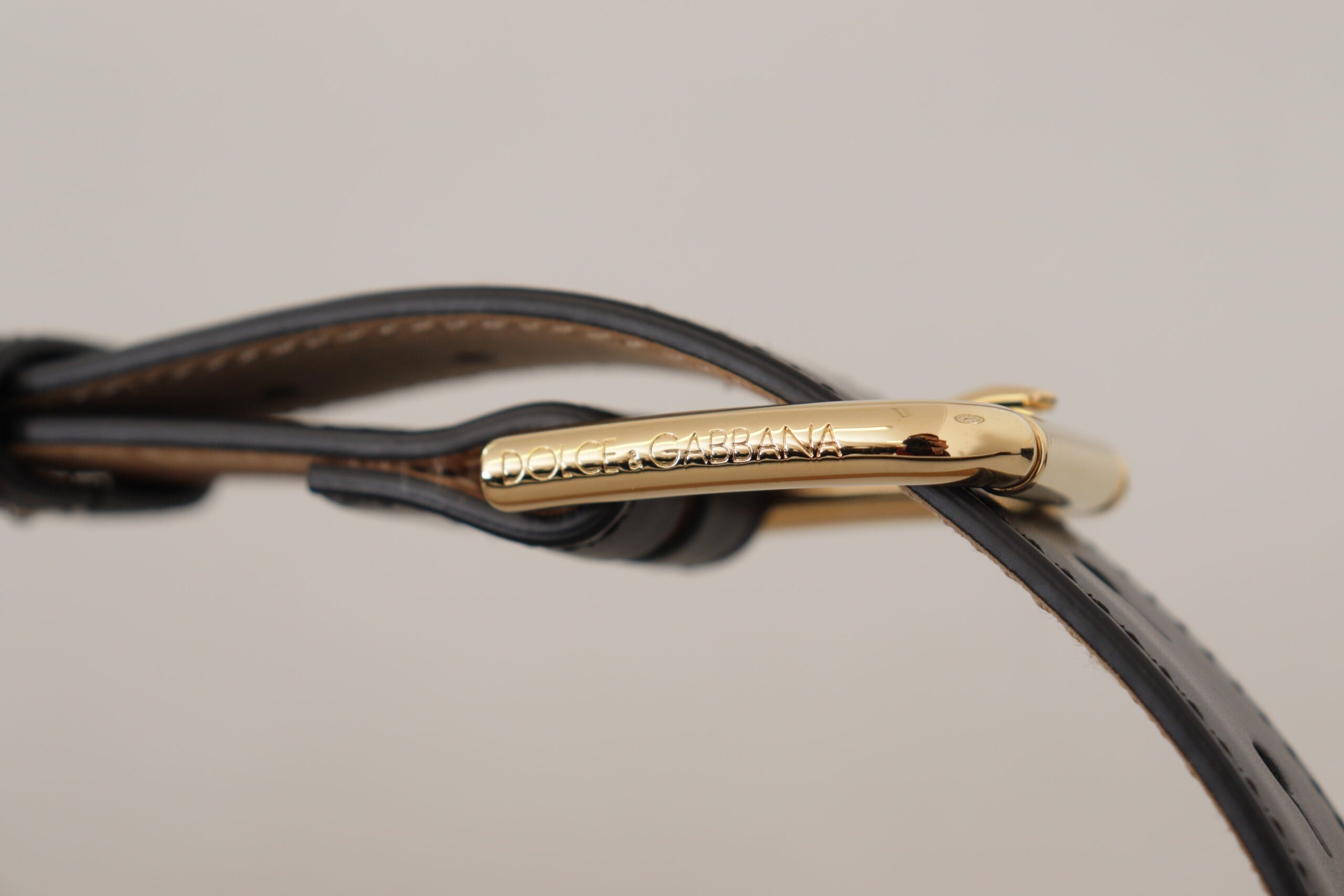 Dolce & Gabbana Schwarzes Massivleder Klassischer Gürtel mit goldener Taillenschnalle