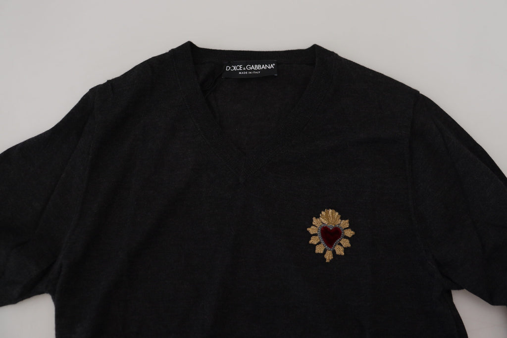 Dolce & Gabbana Grauer Kaschmirpullover mit V-Ausschnitt und goldenem Herz