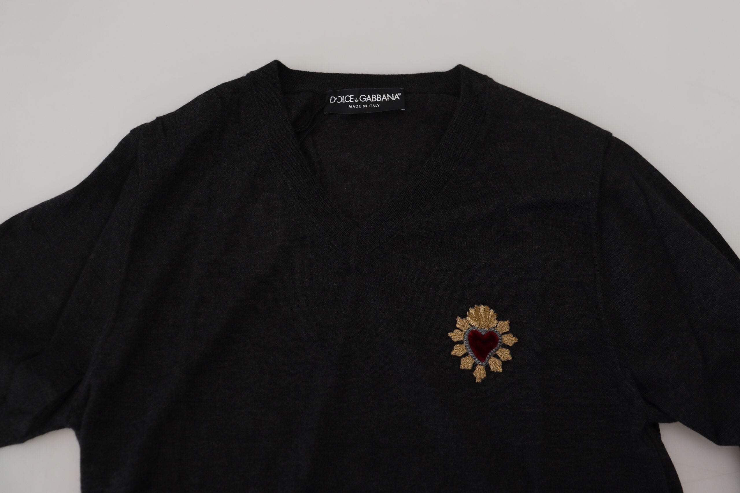 Dolce & Gabbana Grauer Kaschmirpullover mit V-Ausschnitt und goldenem Herz
