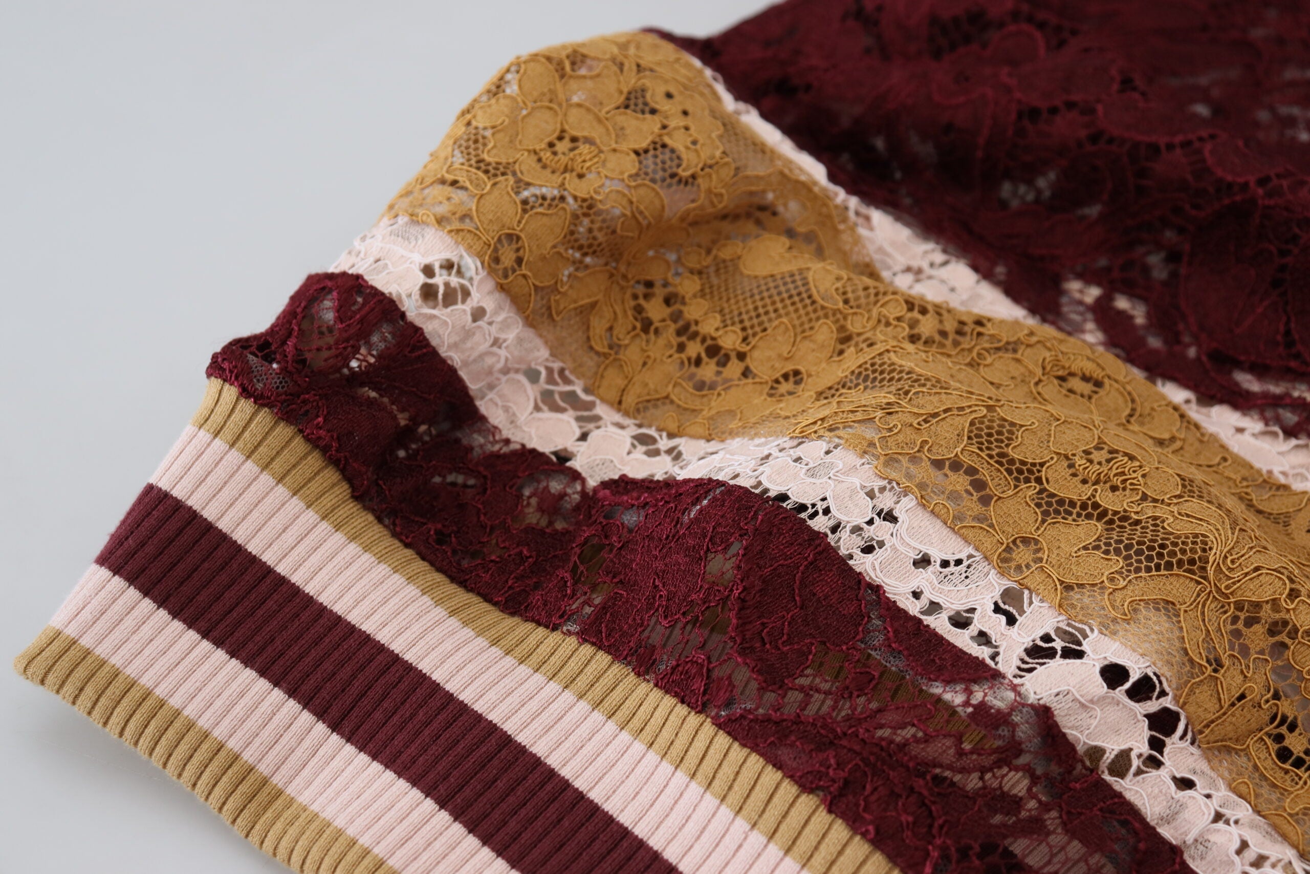 Dolce & Gabbana Multicolor Spitze Pullover mit V-Ausschnitt