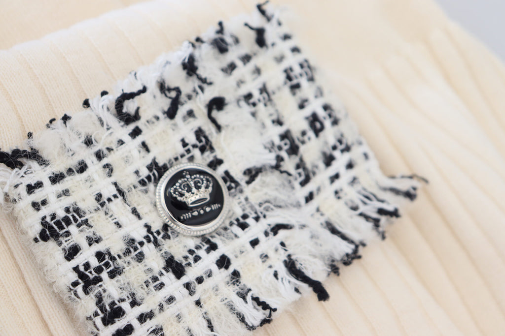 Dolce & Gabbana Elfenbeinfarbener Rollkragenpullover mit ausgefranster Manschette