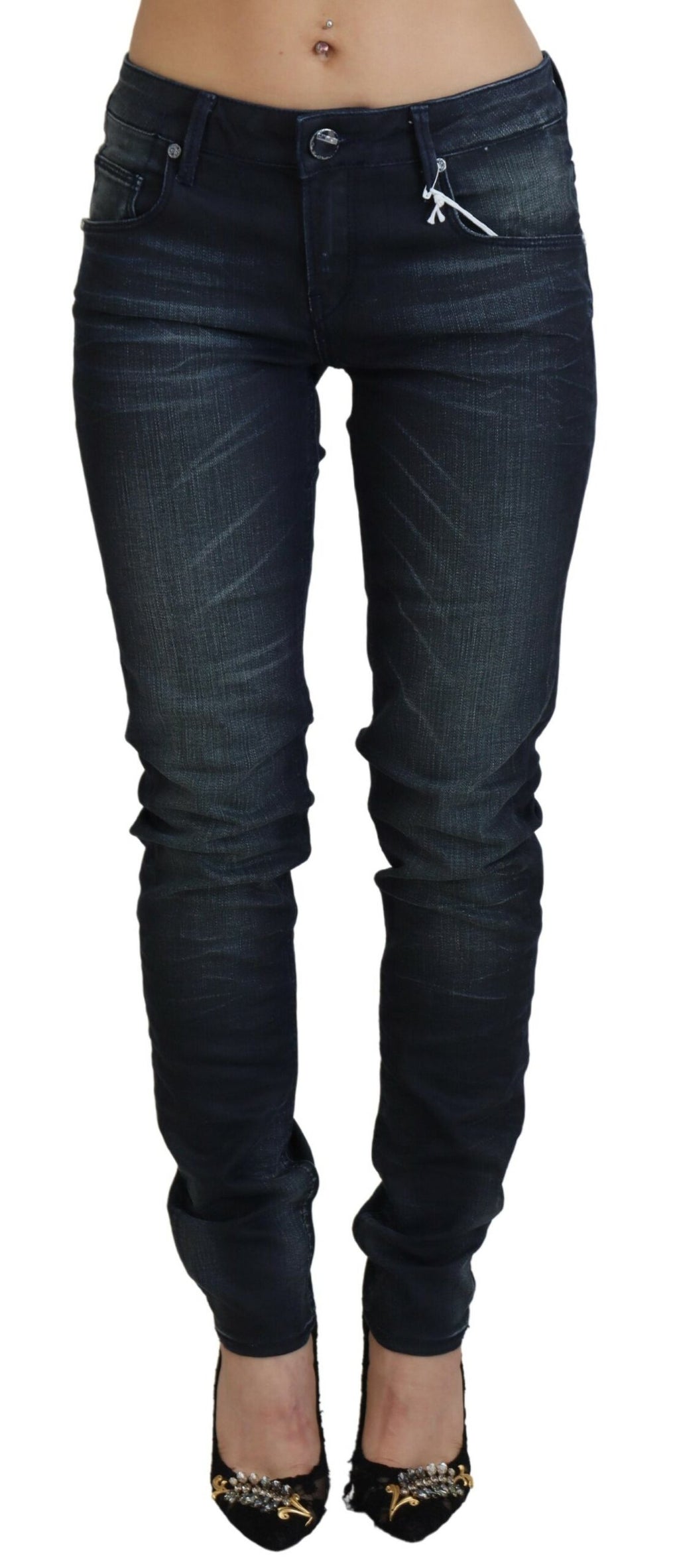 Acht Blaue gewaschene Jeans mit niedriger Taille und schmaler Passform aus Baumwoll-Denim