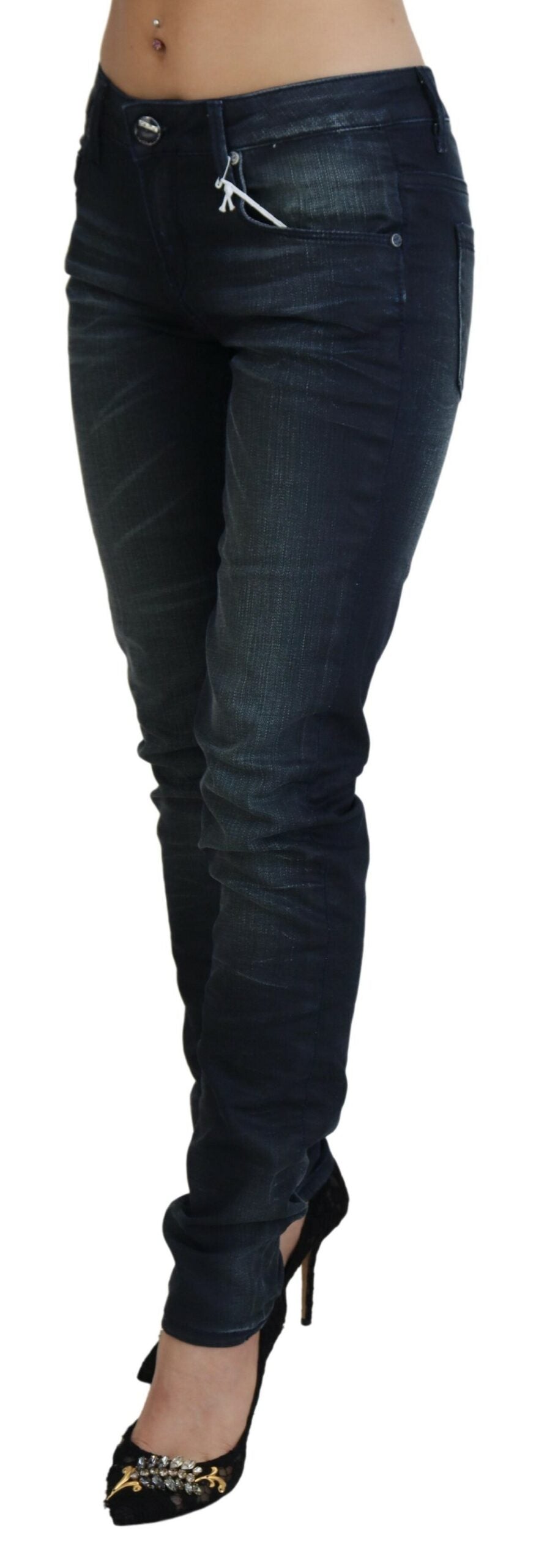 Acht Blaue gewaschene Jeans mit niedriger Taille und schmaler Passform aus Baumwoll-Denim