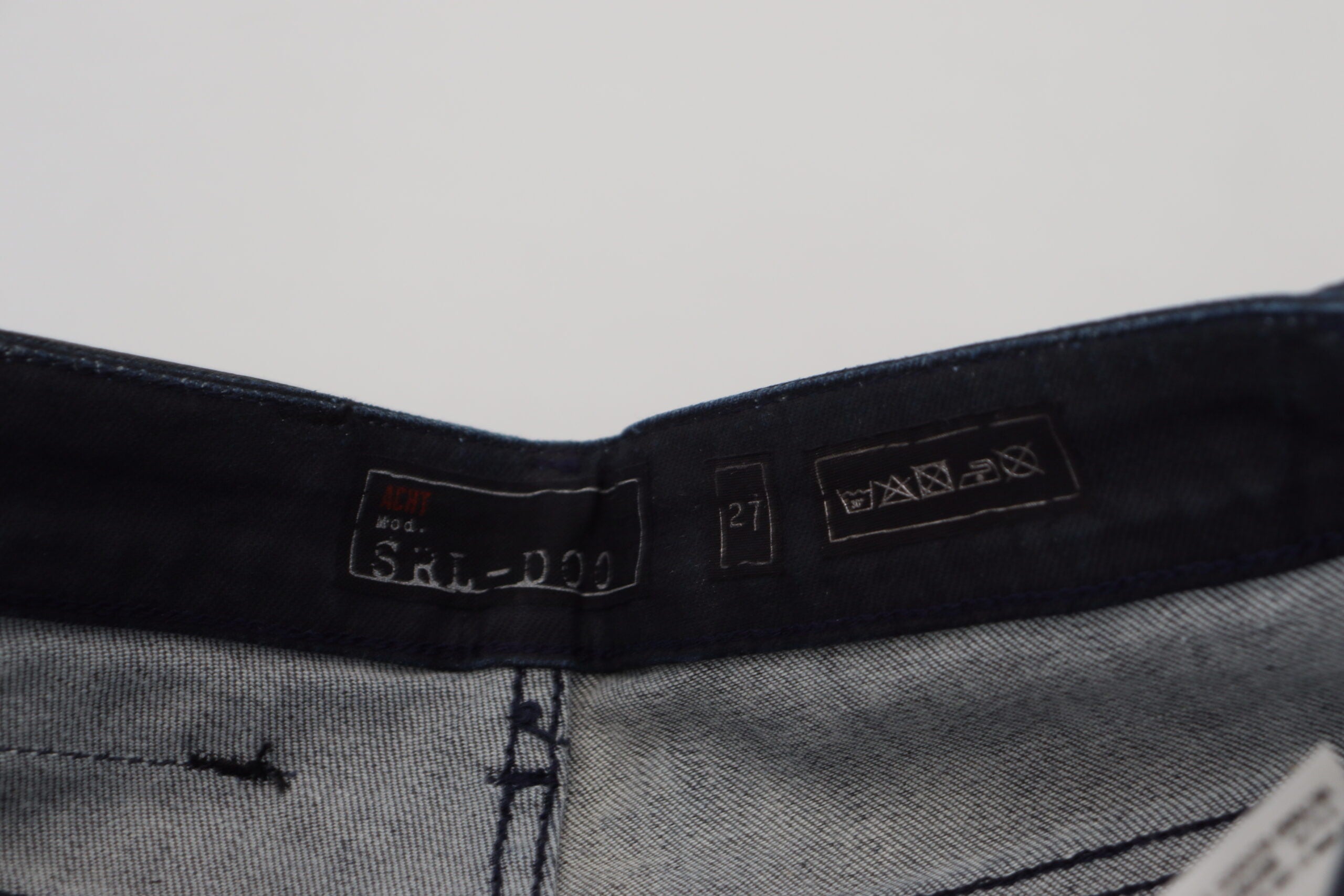 Acht Blaue gewaschene Jeans mit niedriger Taille und schmaler Passform aus Baumwoll-Denim