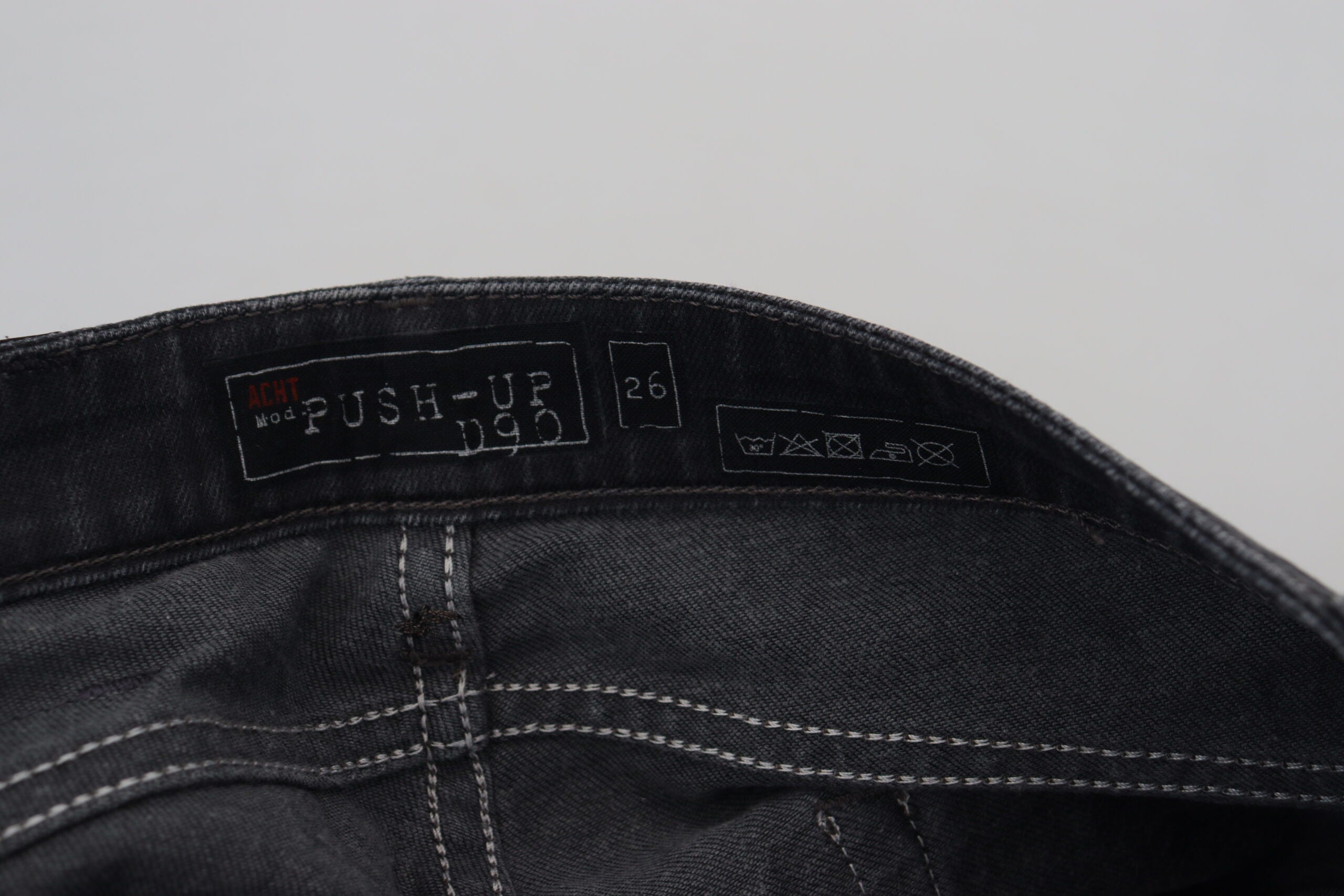 Acht Schwarze gewaschene Jeans mit niedriger Taille und schmaler Passform aus Baumwoll-Denim