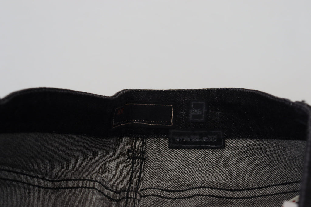 Acht Schwarze Slim Fit Baumwoll-Denim-Jeans mit niedriger Taille