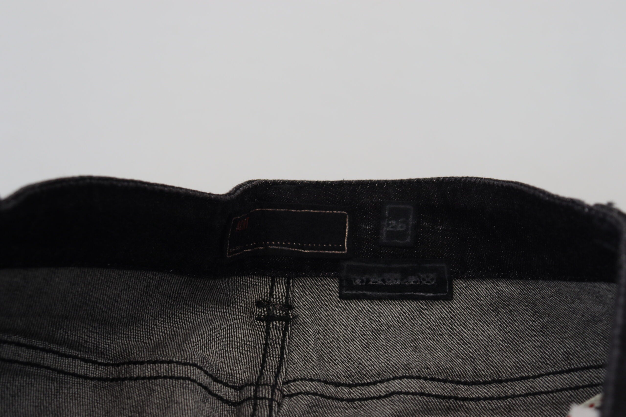 Acht Schwarze Slim Fit Baumwoll-Denim-Jeans mit niedriger Taille