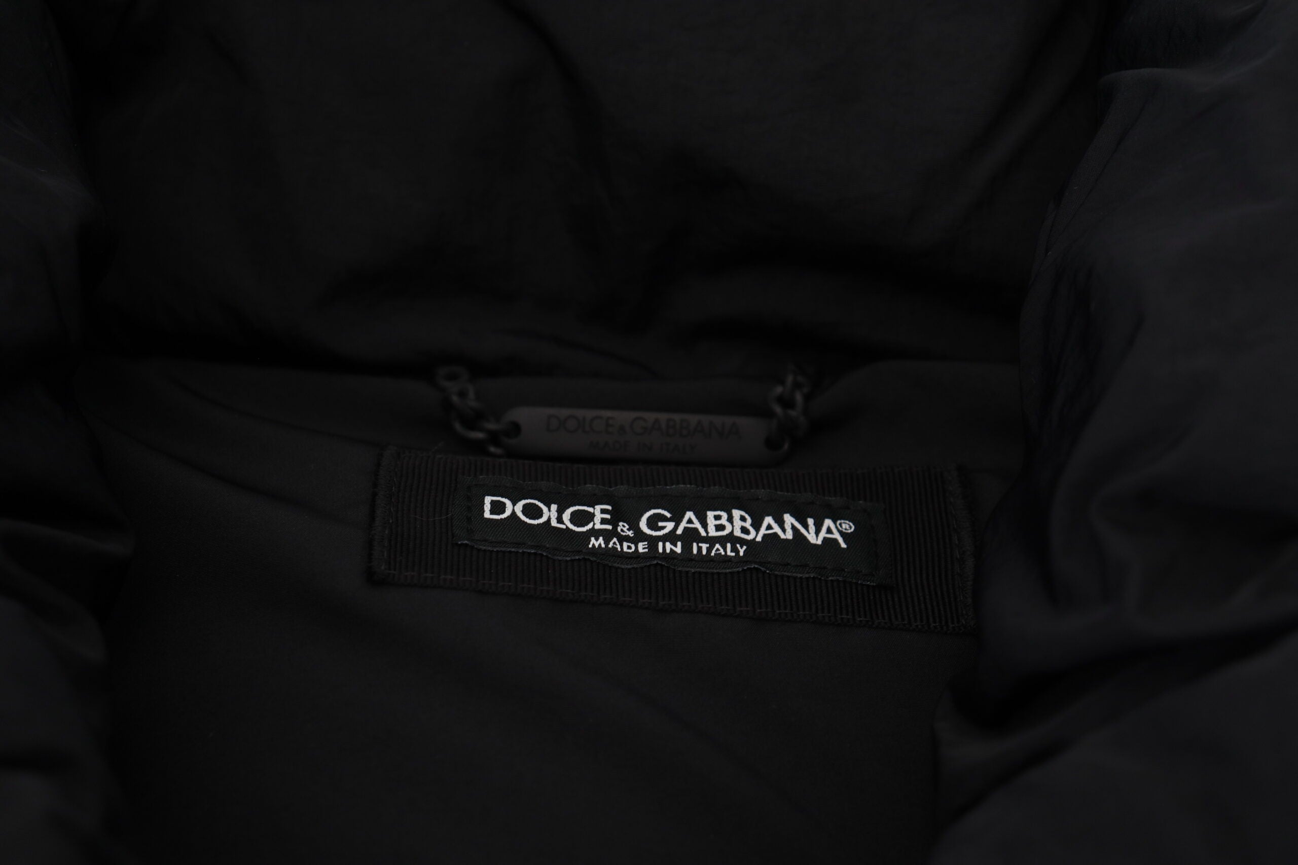 Dolce & Gabbana Schwarze ärmellose DG Jacke mit Metallverzierung