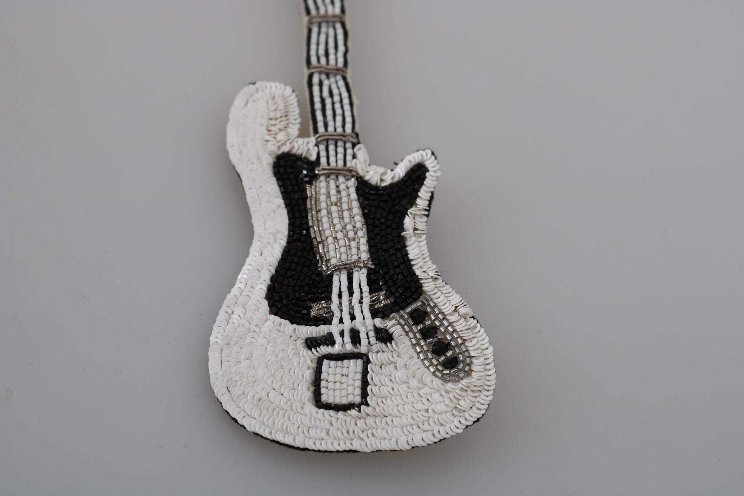 Dolce & Gabbana Gold Messing Perlen Gitarre Pin Accessoire Brosche