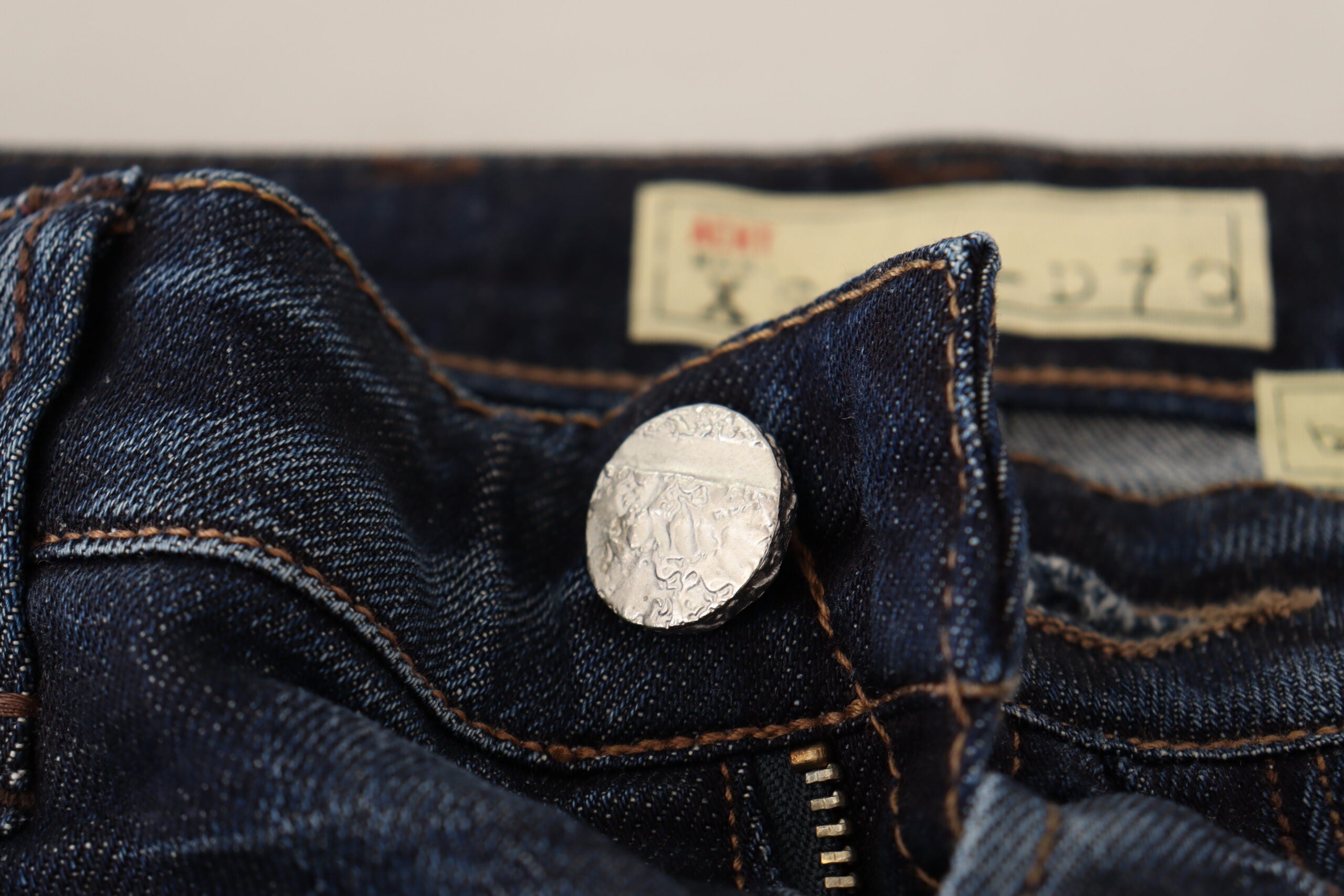 Acht Blaue Skinny Denim Jeans aus gewaschener Baumwolle mit niedriger Taille