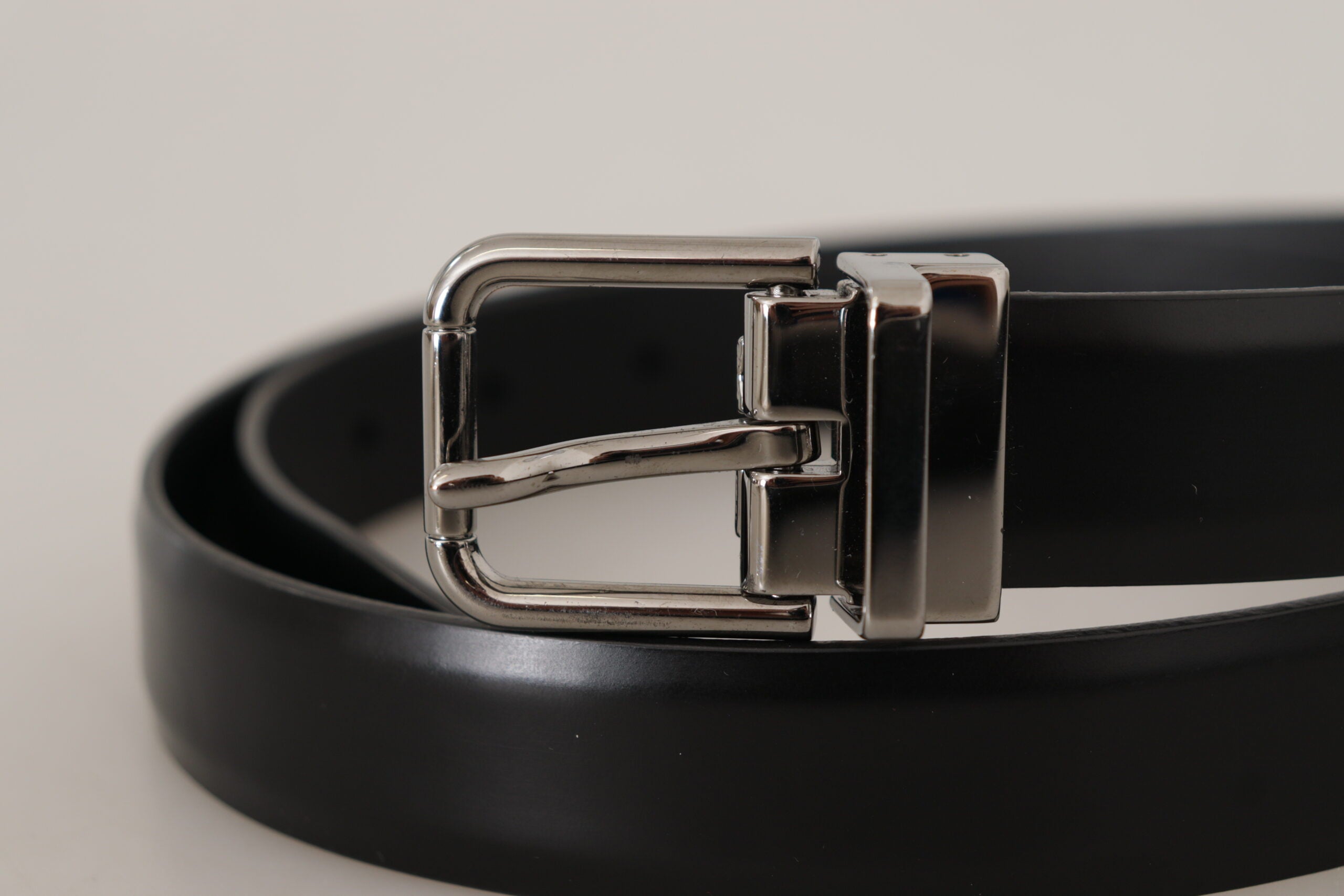 Dolce & Gabbana Schwarzer Kalbsledergürtel mit Metall-Logo-Schnalle