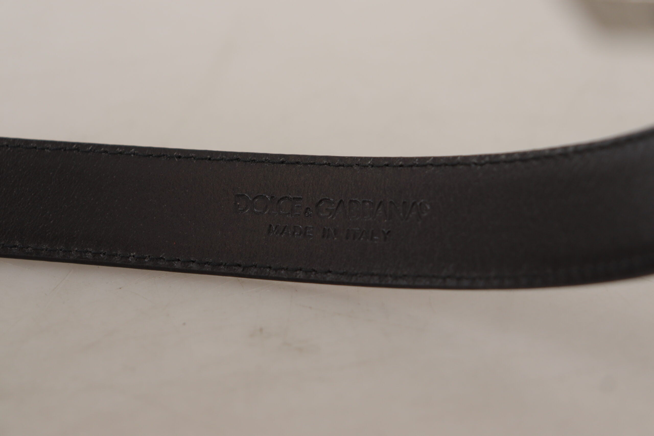 Dolce & Gabbana Schwarzer Kalbsledergürtel mit eingraviertem Logo und Metallschnalle