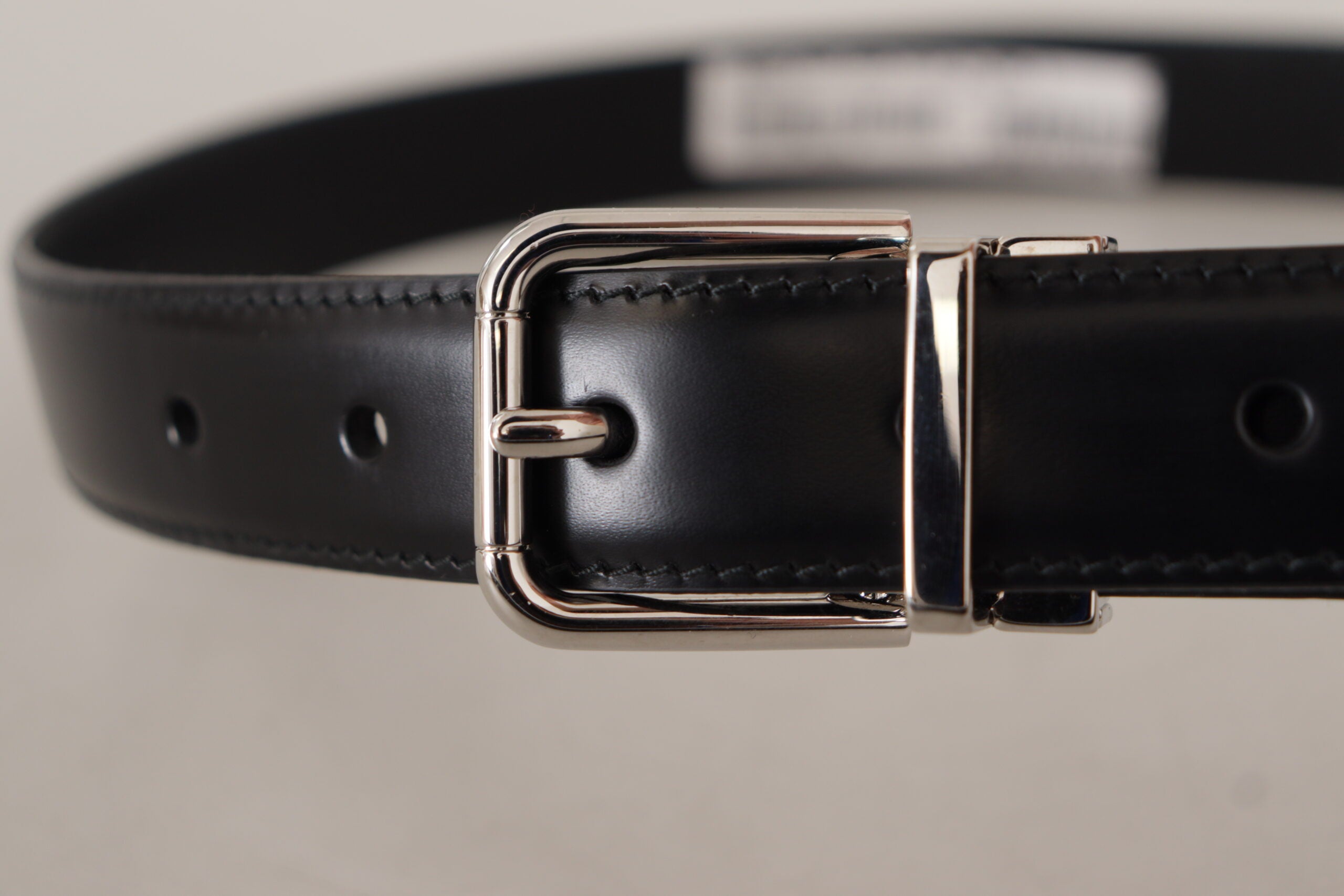 Dolce & Gabbana Schwarzer Kalbsledergürtel mit eingraviertem Logo und Metallschnalle