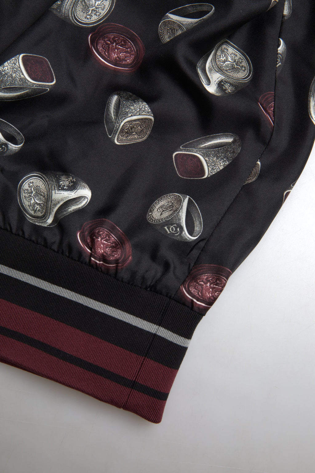 Dolce & Gabbana Schwarzer Ringdruck Seidenpullover mit Rundhalsausschnitt