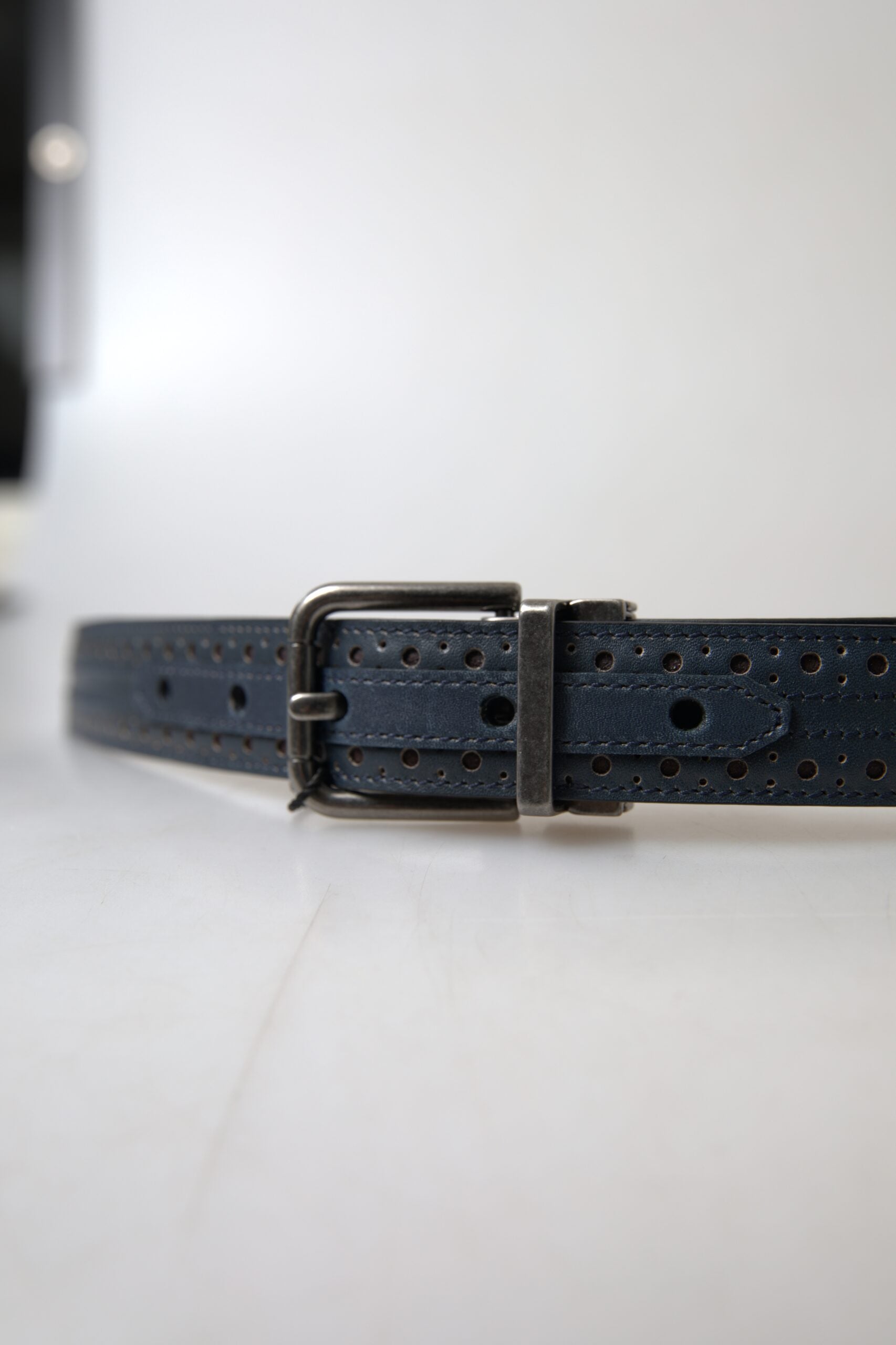 Dolce & Gabbana Blauer Ledergürtel mit perforierter Metallschnalle