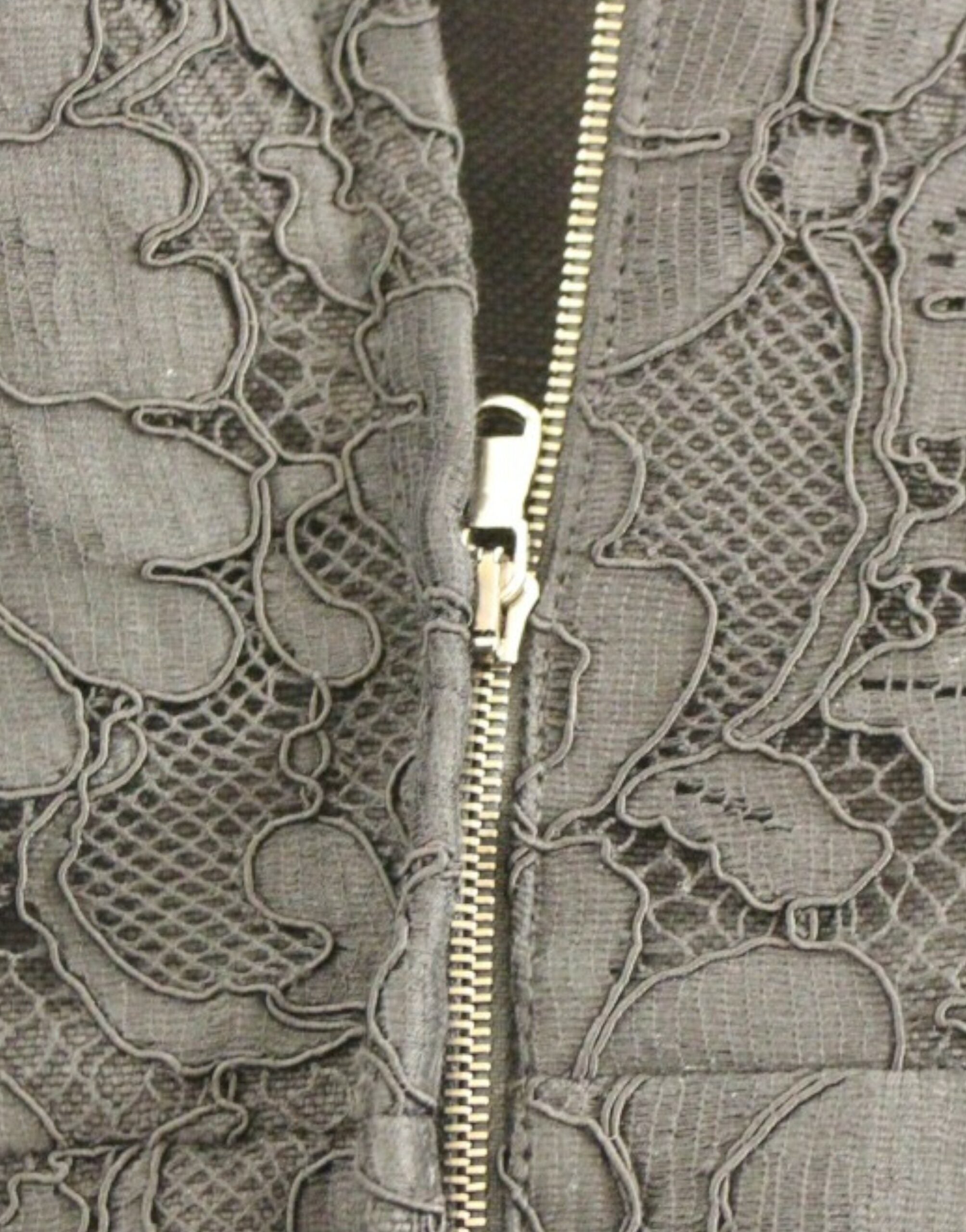 Dolce & Gabbana Schwarzes Laufstegkleid aus geblümter Spitze von Sicily