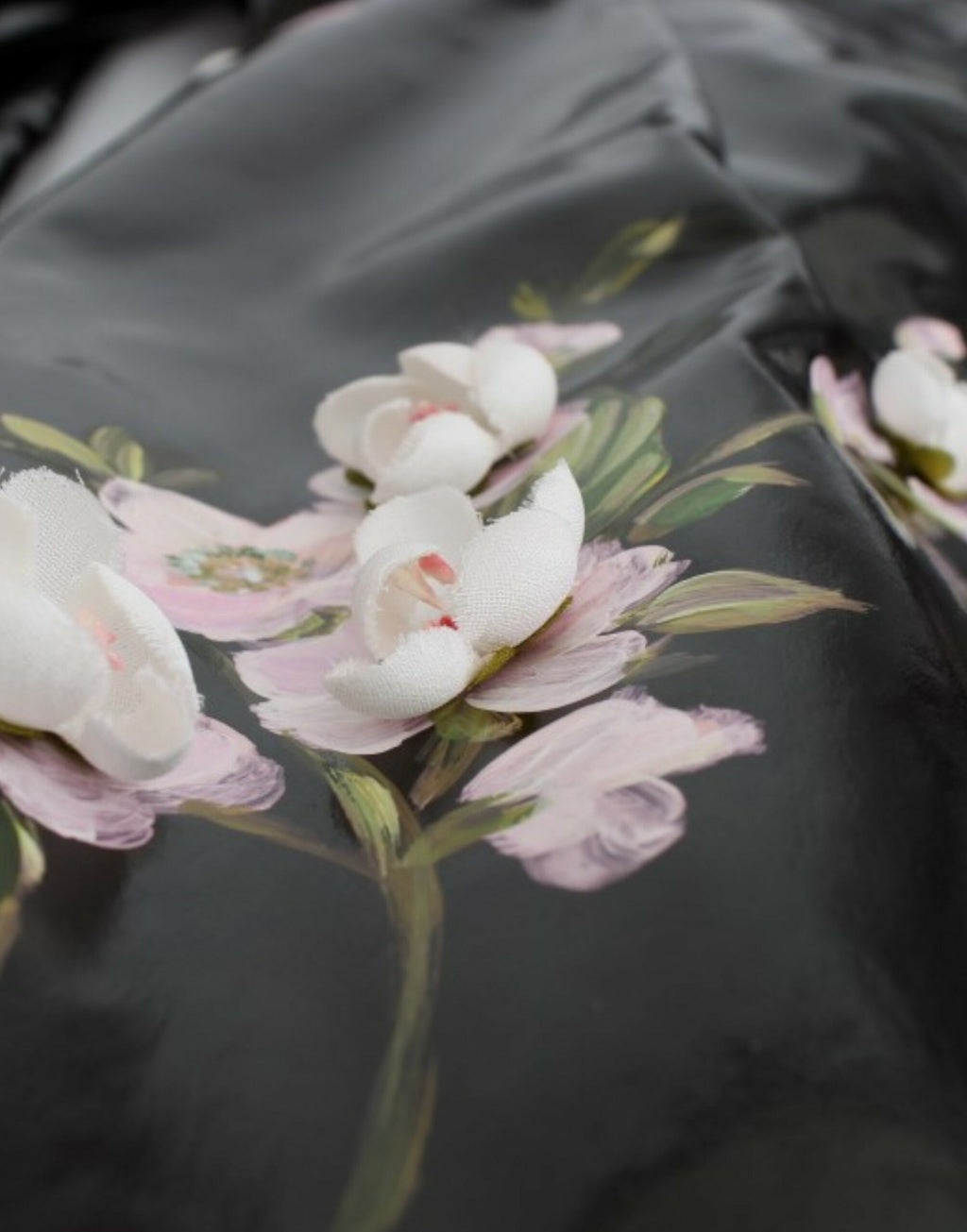 Dolce & Gabbana Schwarzes Lackkleid mit Blumen HANDPAINTED