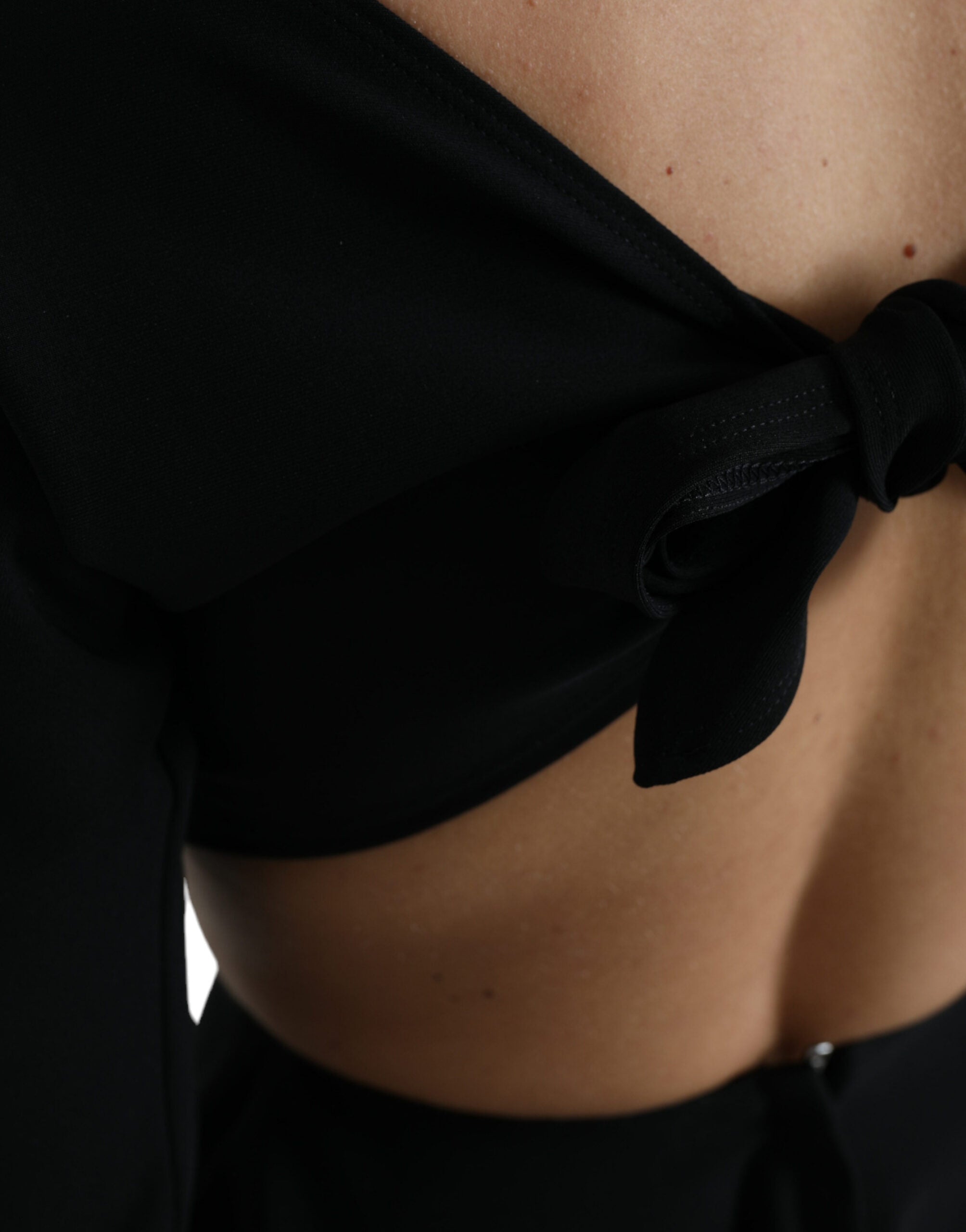 Dolce & Gabbana Schwarzes Minikleid aus Viskose mit langen Ärmeln und Ausschnitt