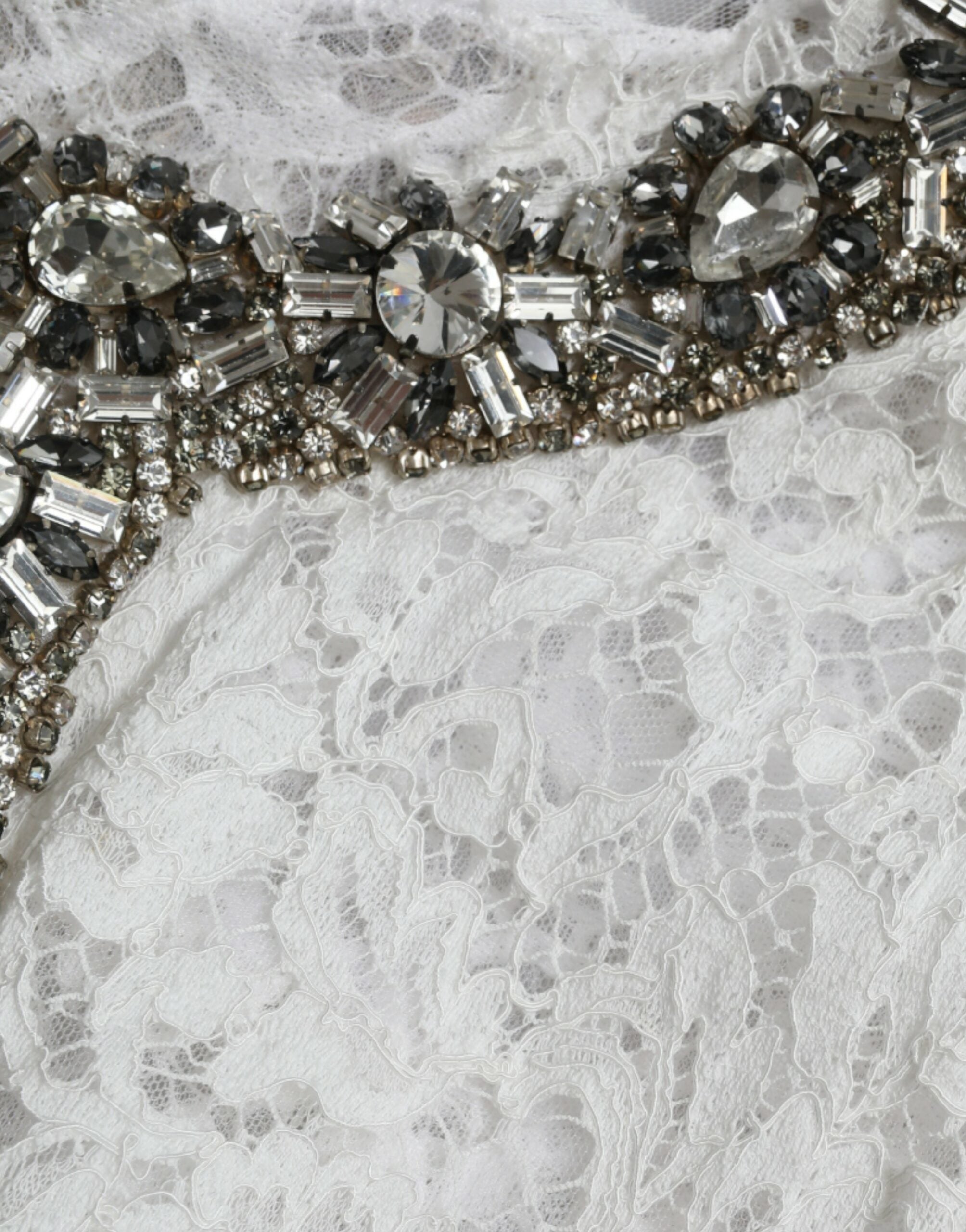 Dolce & Gabbana Weißes, kristallverziertes Etuikleid aus Spitze