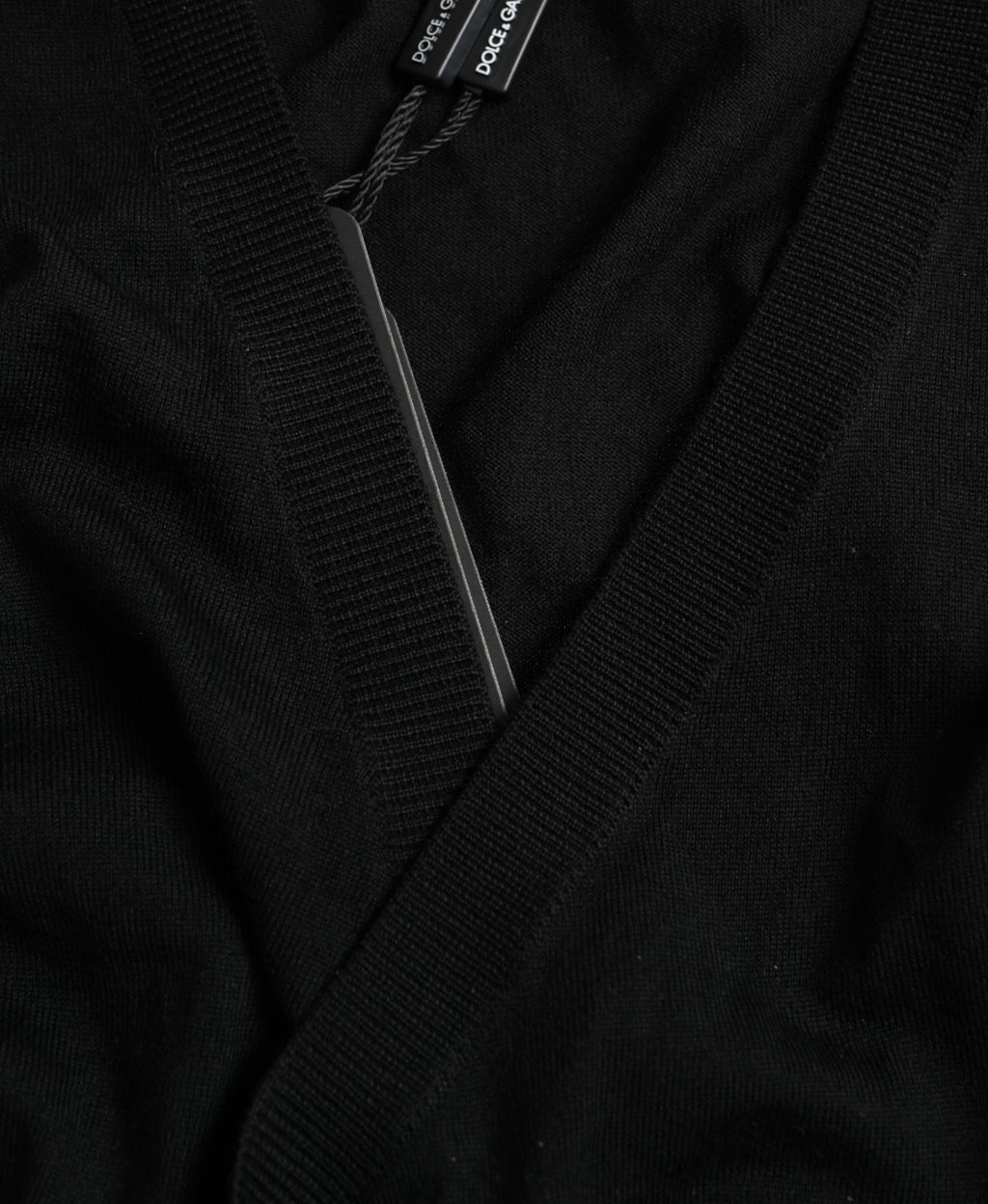 Dolce & Gabbana Schwarzer Wollpullover mit V-Ausschnitt und gekreuztem Kragen