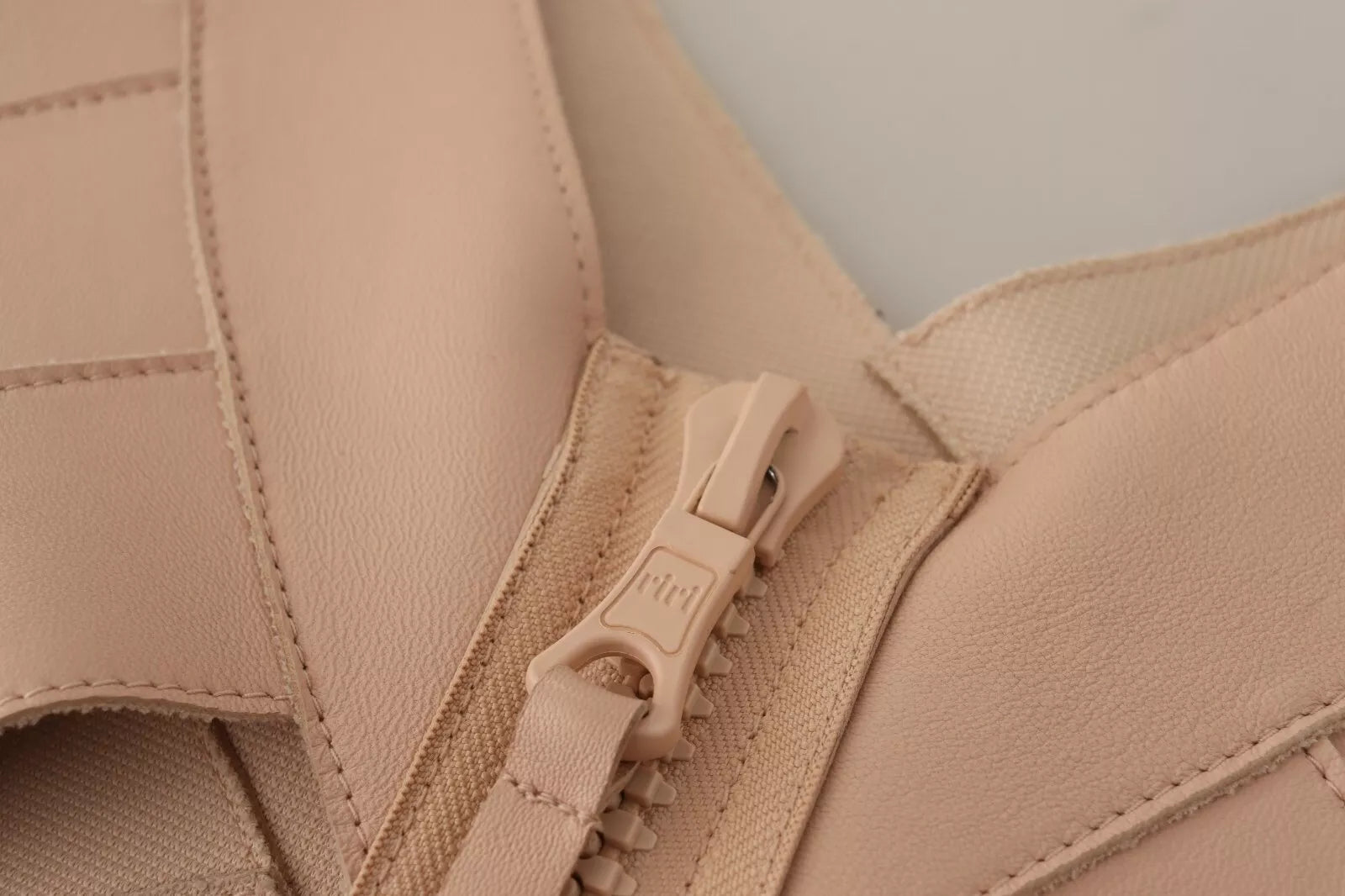 Dsquared² Beigefarbenes Etuikleid aus Leder mit offenen Schultern