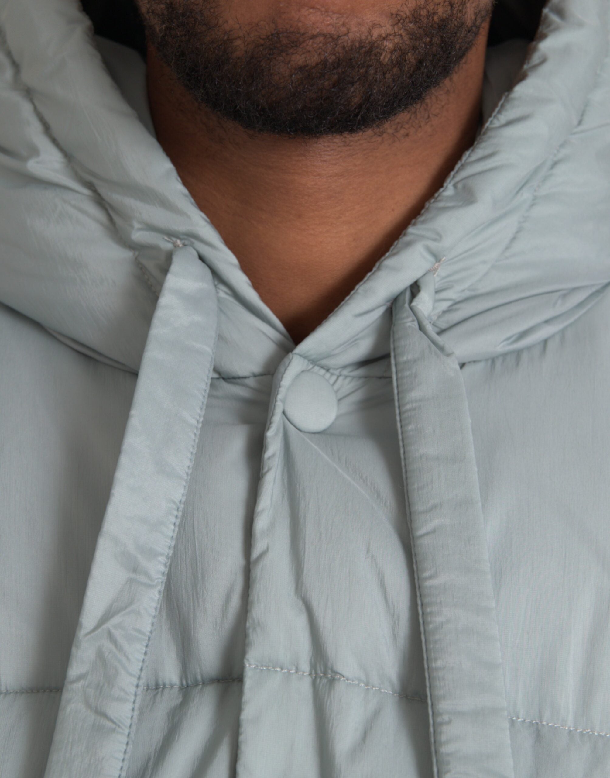 Dolce & Gabbana Hellblaue gesteppte Kapuzen-Pufferjacke Männer