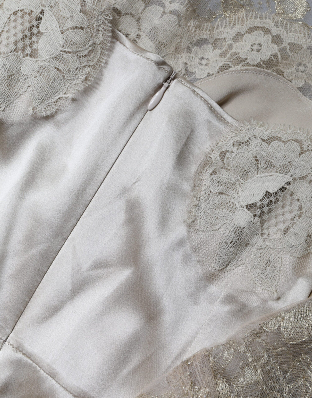 Dolce & Gabbana Goldfarbenes Minikleid mit floraler Spitze in A-Linie und Etui