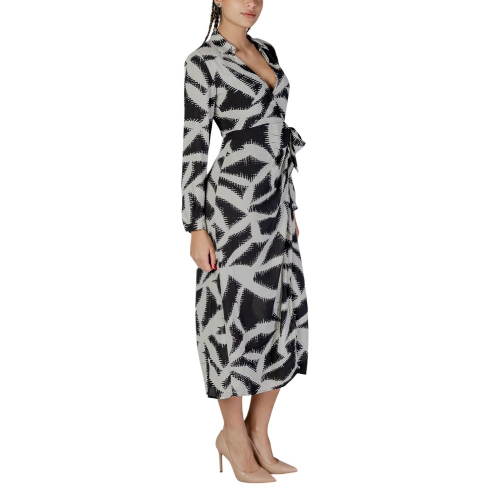 Jacqueline De Yong Langes, schwarzes Kleid aus recyceltem Polyester