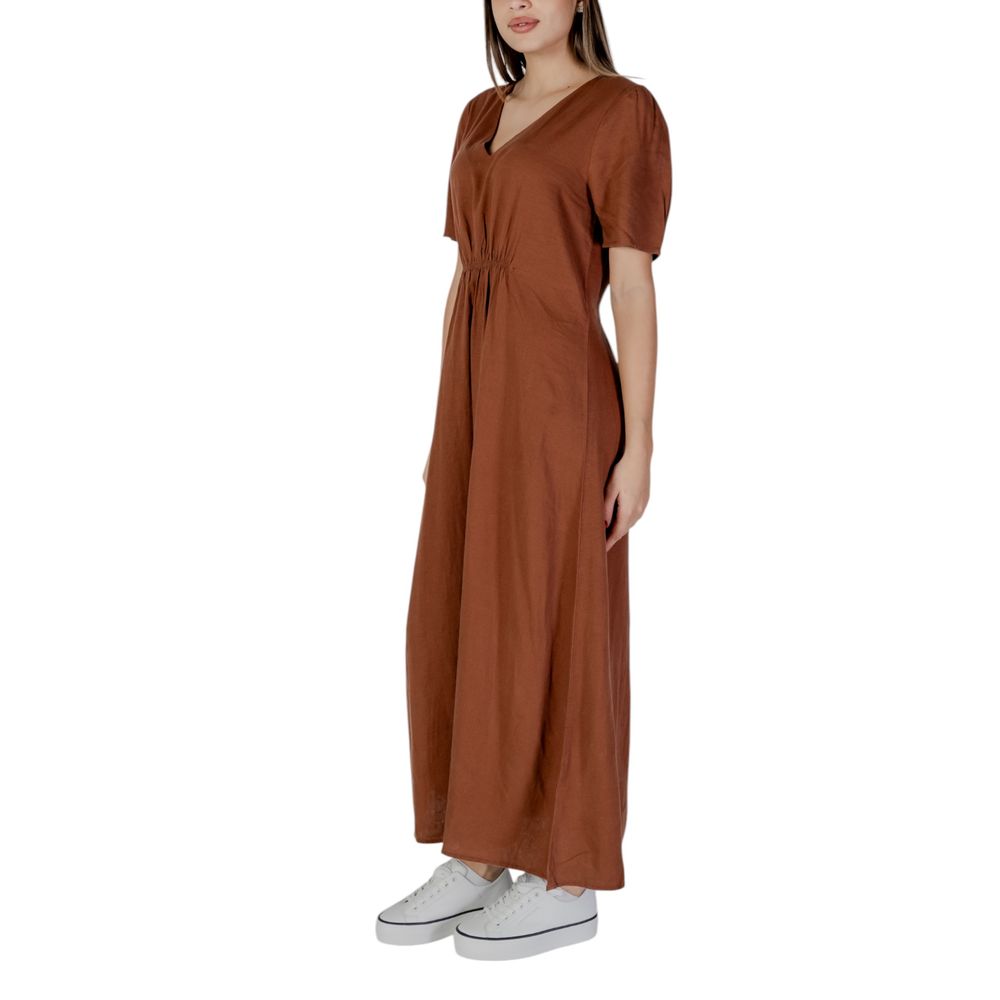 B.Young Braunes Leinen-Maxikleid