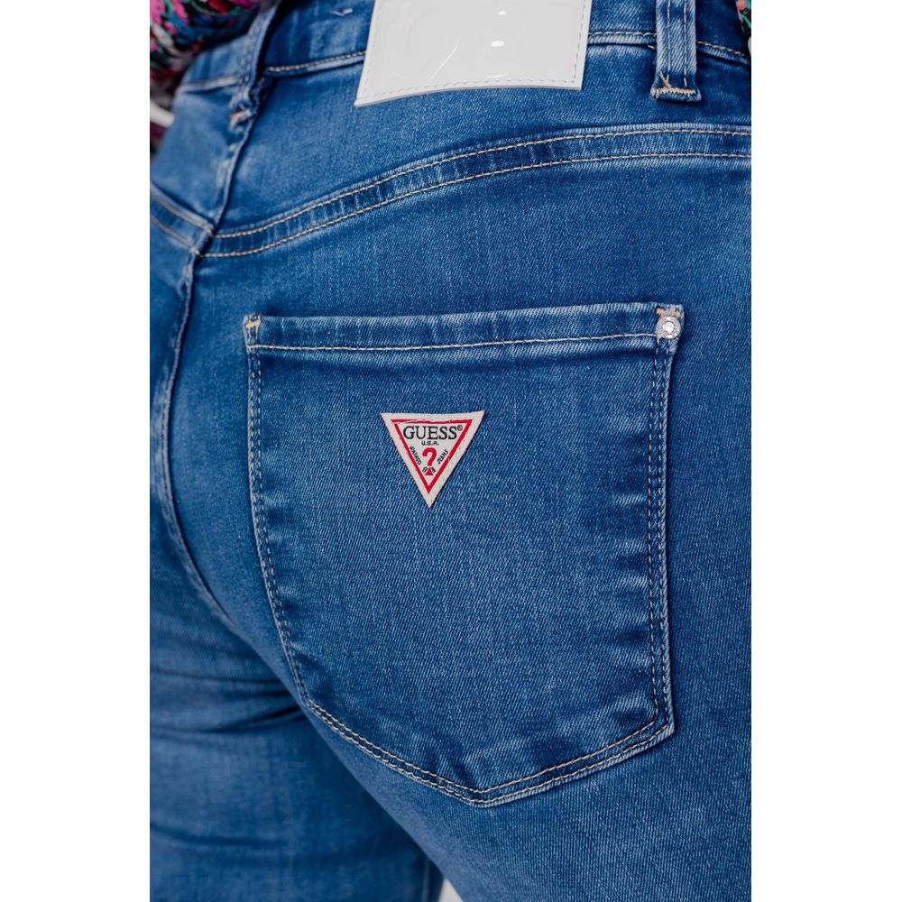 Guess Hellblaue Mom-Jeans aus Bio-Baumwolle