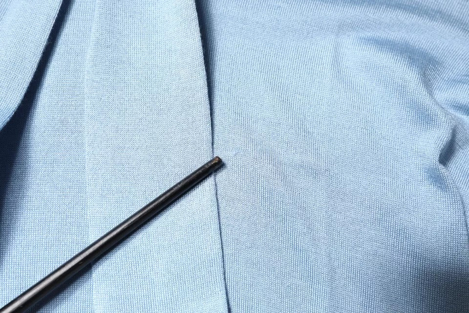 Dolce & Gabbana Blauer Seidenstrickpullover mit Ascot-Kragen