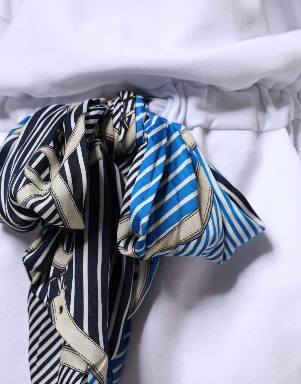 MSGM Weißes Baumwoll-Minikleid mit Gürtel und langen Ärmeln und Rundhalsausschnitt